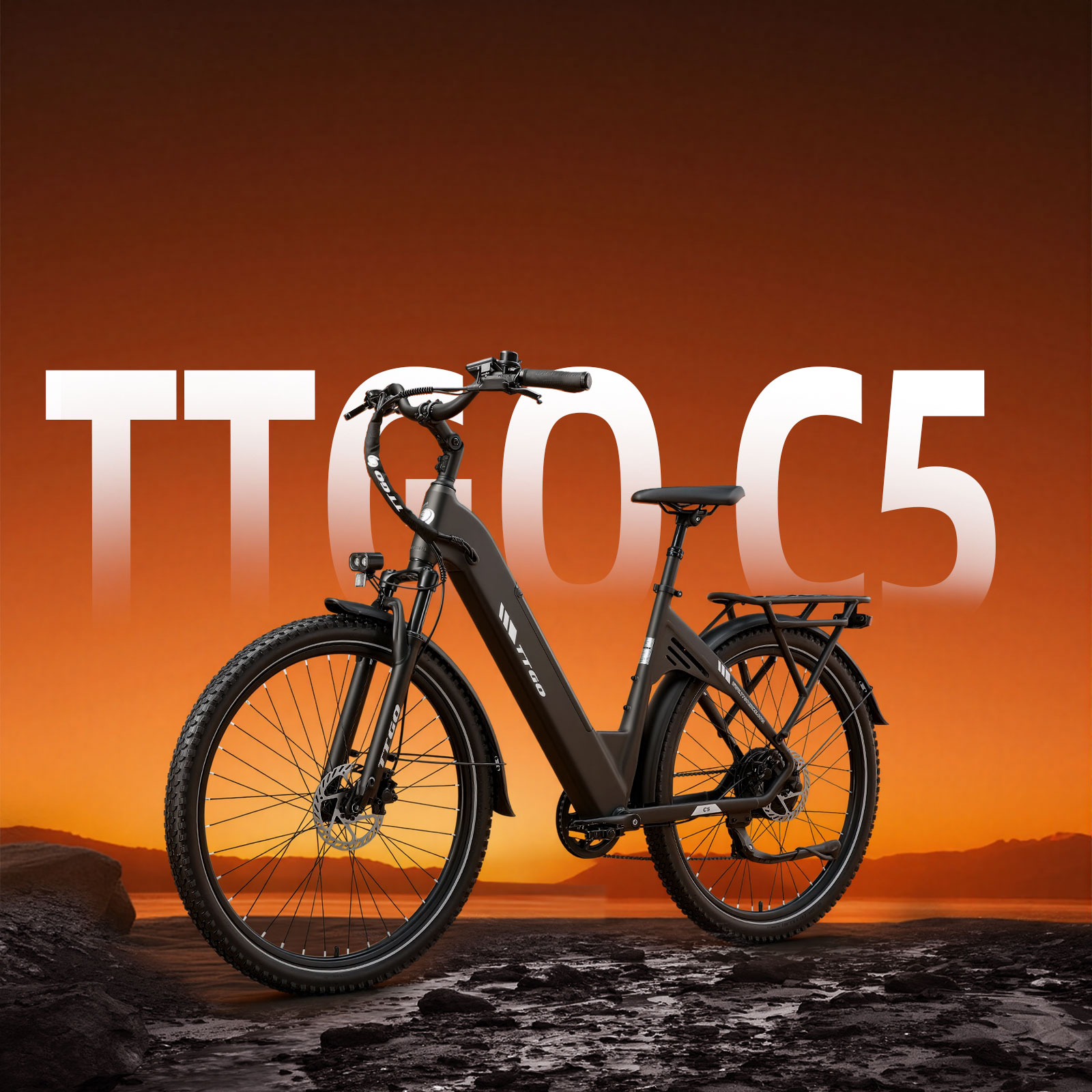 Ein dunkles E-Bike steht am Ufer bei Sonnenuntergang.