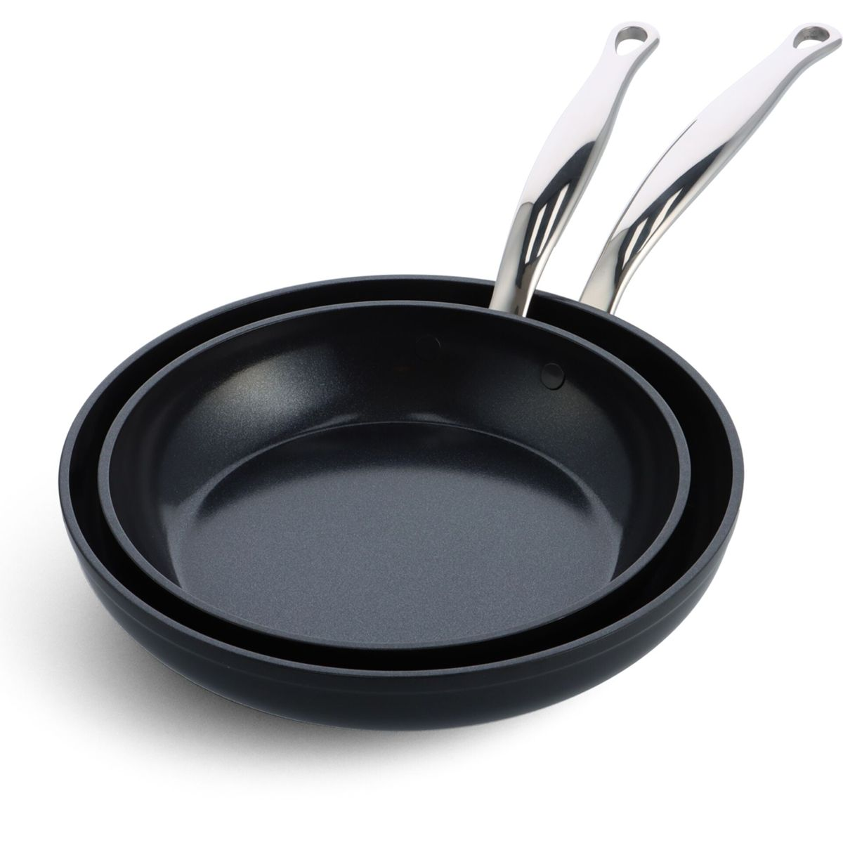 Zwei schwarze Bratpfannen mit glänzenden Metallgriffen, eine auf der anderen.