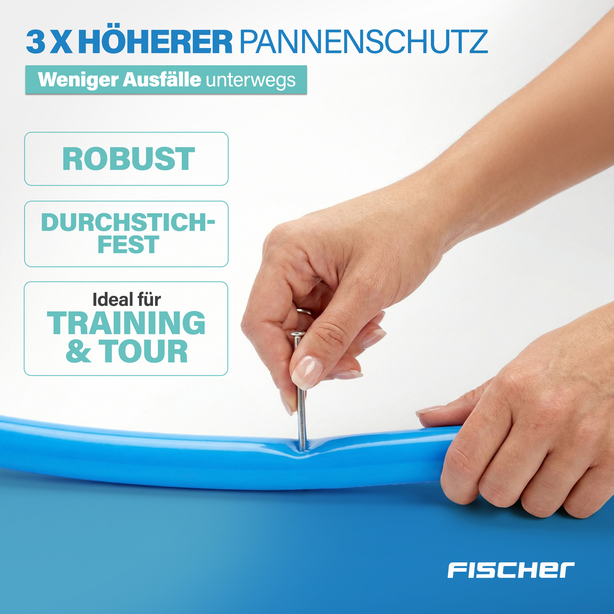 Eine Hand drückt einen Nagel in einen blauen Fahrradreifen, um die Robustheit zu demonstrieren.