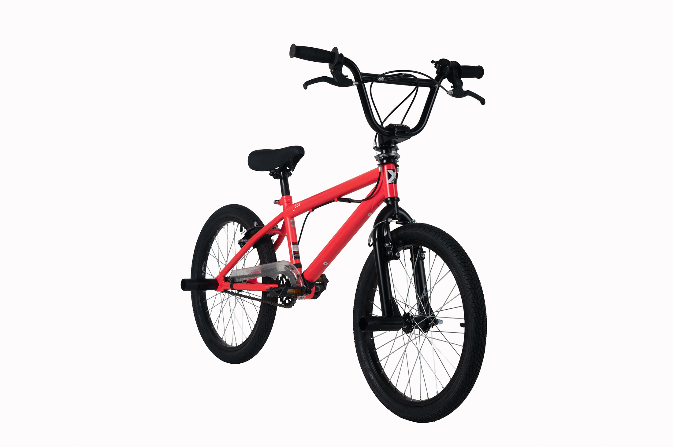 Ein rotes BMX-Fahrrad mit schwarzen Rädern, Lenker und Sattel steht auf weißem Hintergrund.