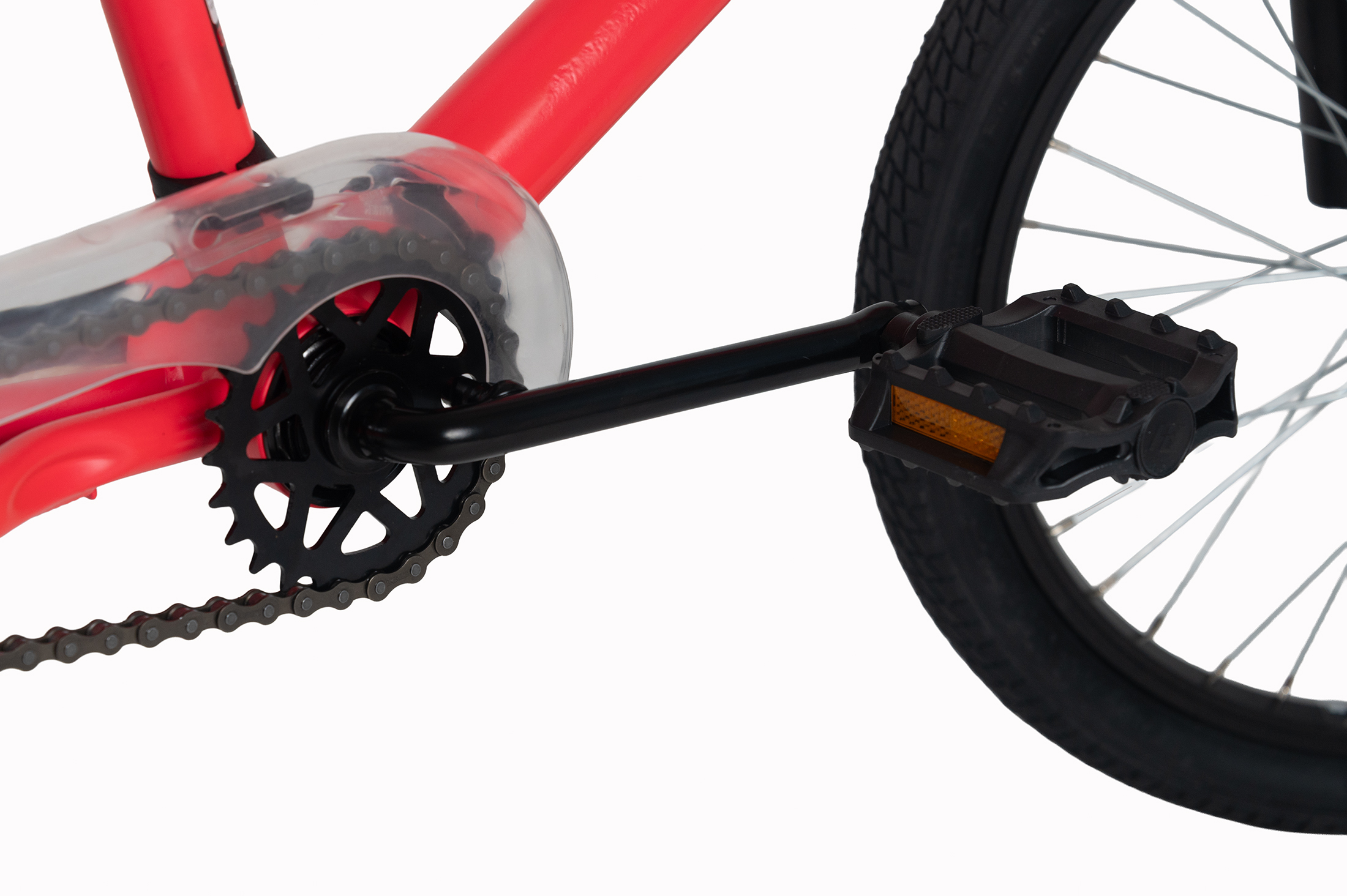 Nahaufnahme einer roten Fahrradkette, Kurbelgarnitur, Pedal und Rad auf weißem Hintergrund.