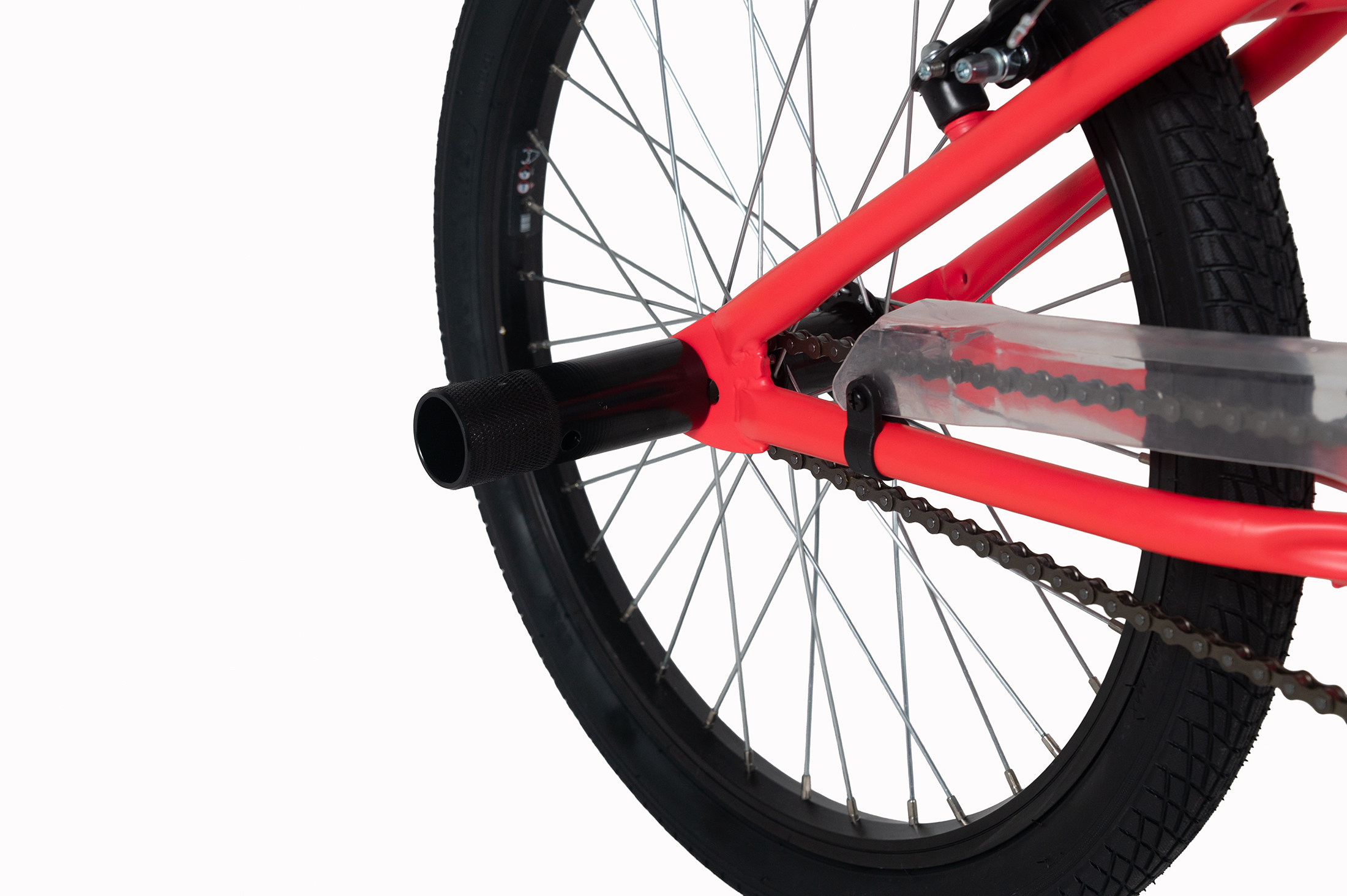 Nahaufnahme des roten BMX-Fahrradrahmens, Rad, Kette und Kettenschutz.