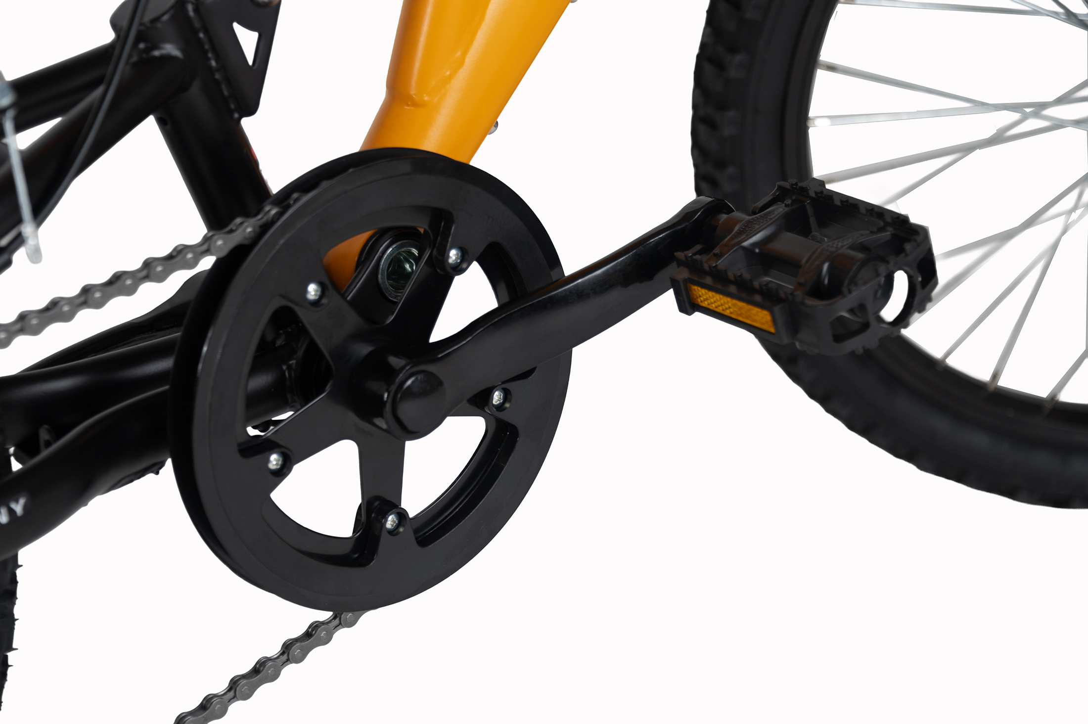 Nahaufnahme des gelben Fahrradrahmens, schwarzer Kurbel, Kette, Pedal und Rad.