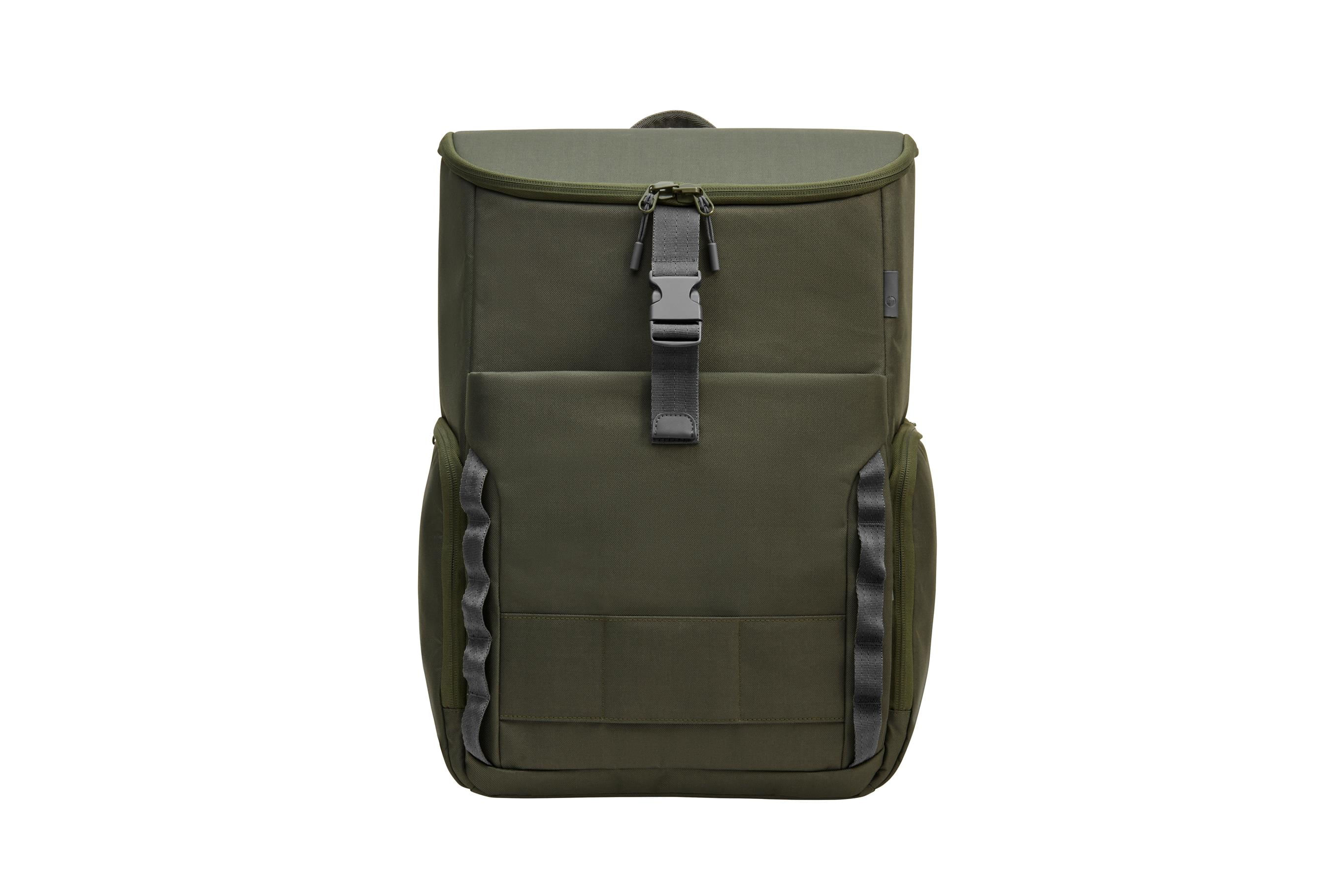 Ein dunkelgrüner Rucksack mit Schnallen und Reißverschlüssen auf weißem Hintergrund.