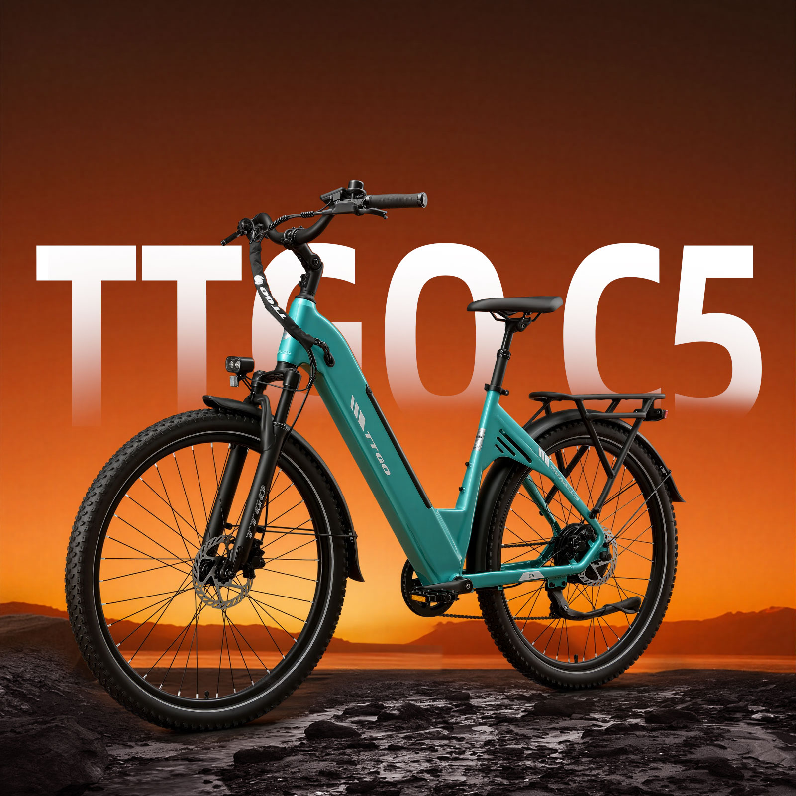 Türkisblaues E-Bike mit Rack, vor Sonnenuntergang auf felsigem Untergrund.