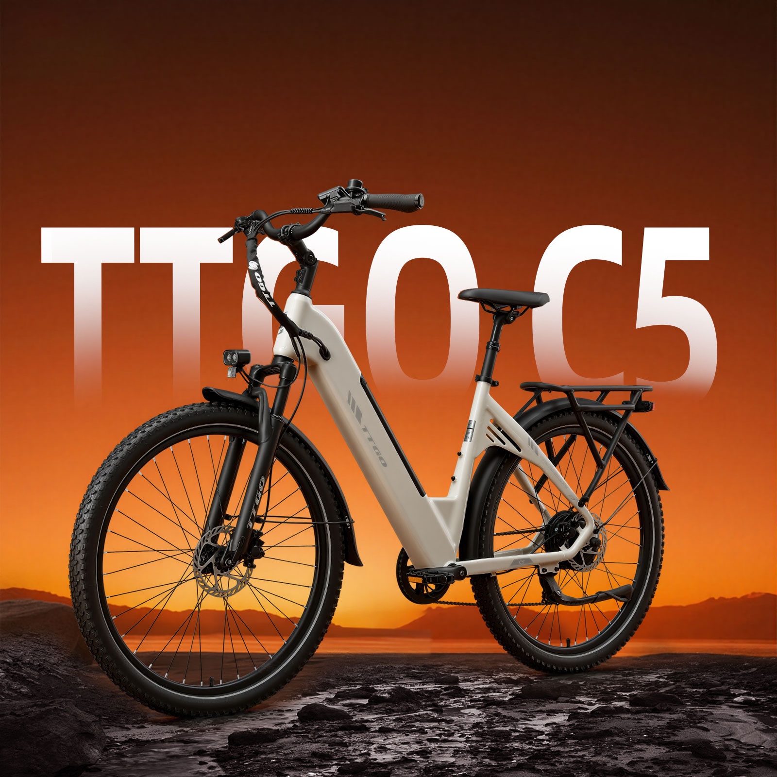 Ein cremefarbenes E-Bike mit schwarzen Reifen steht im Vordergrund vor einem Sonnenuntergang.