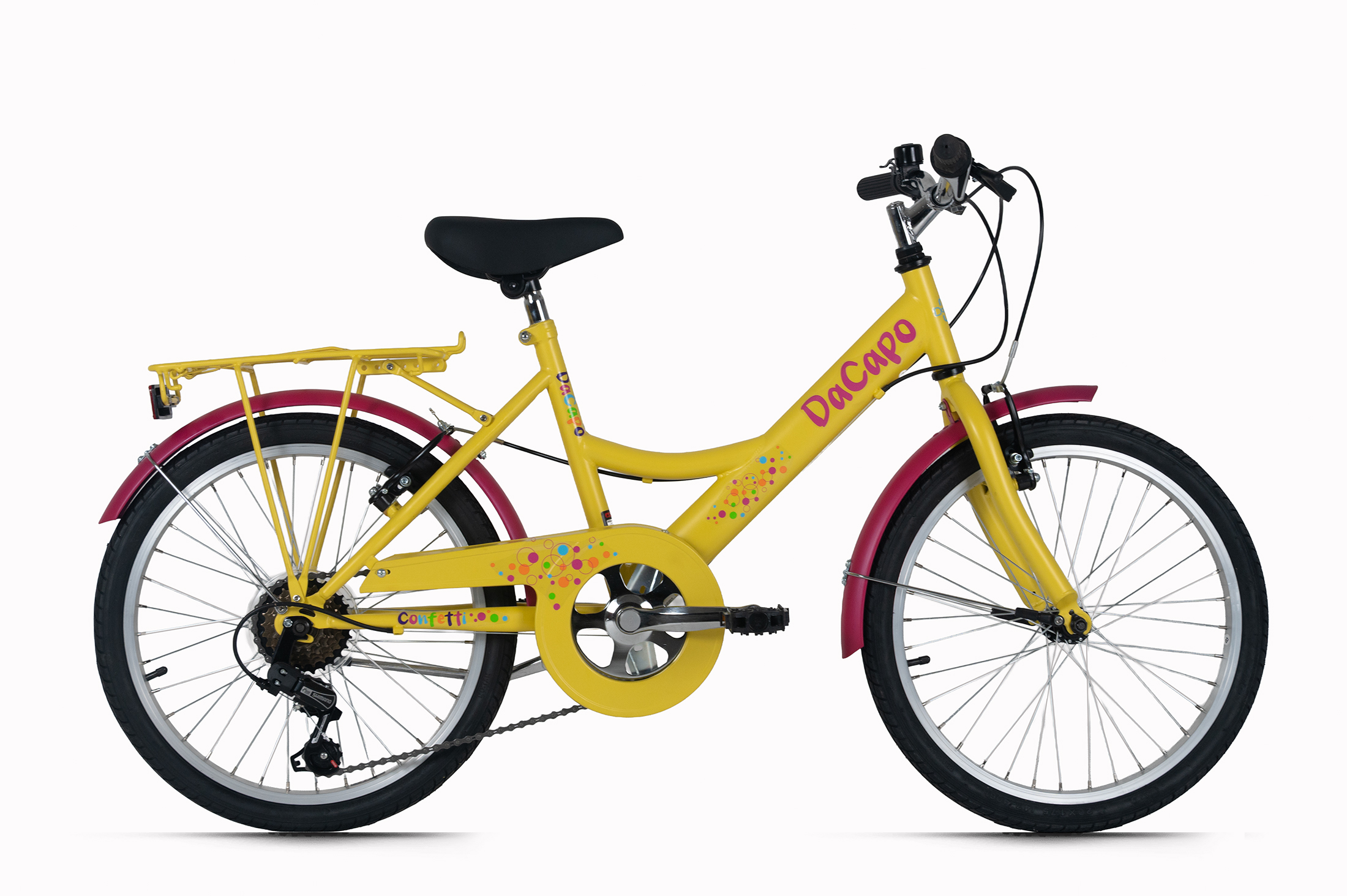 Ein gelbes Kinderfahrrad mit pinken Schutzblechen, Gepäckträger und bunten Punkten.