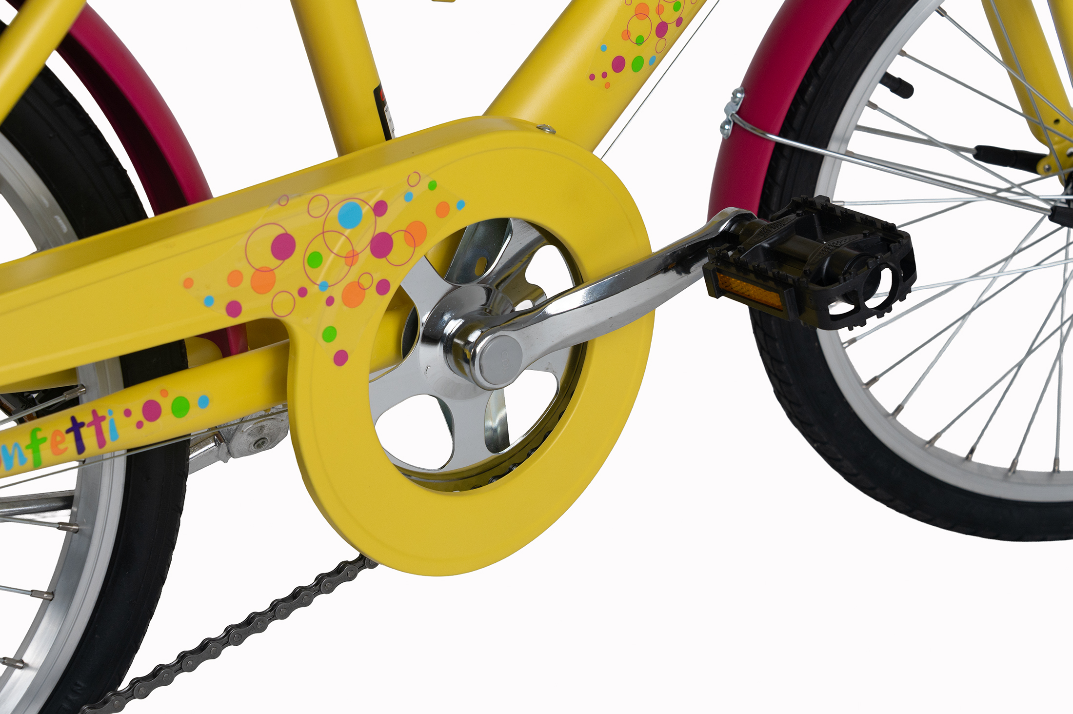Nahaufnahme einer gelben Fahrradkette, Pedale und Speichen auf weißem Hintergrund.
