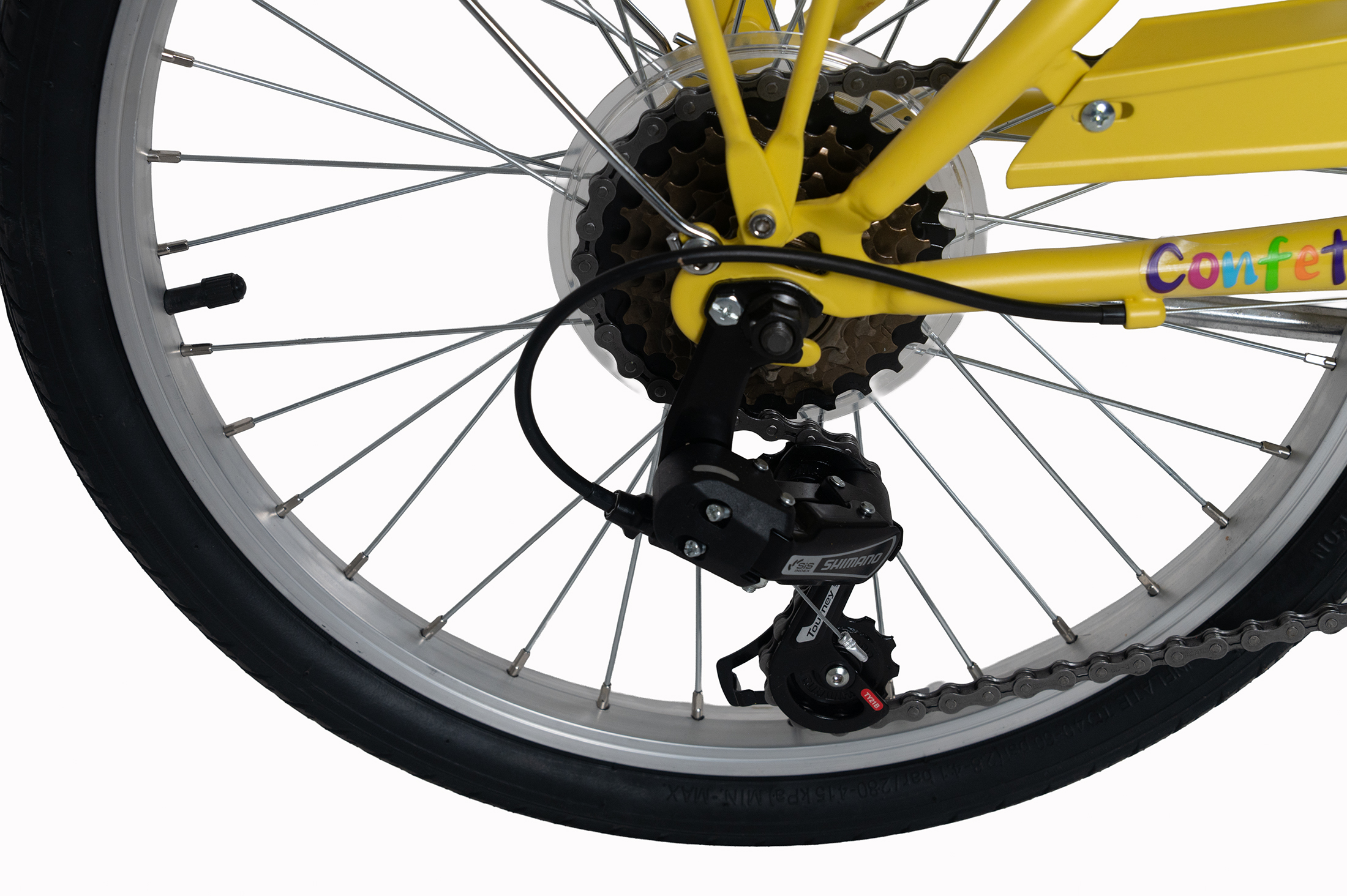 Nahaufnahme des gelben Fahrradrahmens mit Gangschaltung, Kette und Radspeichen.