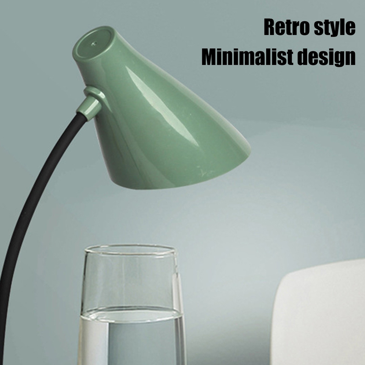 Grüne Lampe mit kurzem Arm über einem Glas Wasser. Retro-Stil.