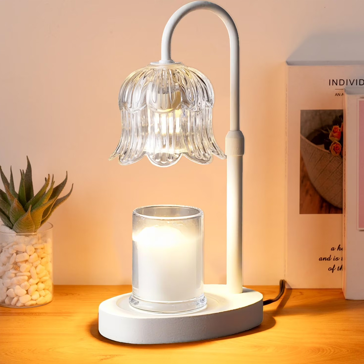 Eine weiße Lampe mit einem Glasdiffusor über einer Kerze auf einem Holztisch.