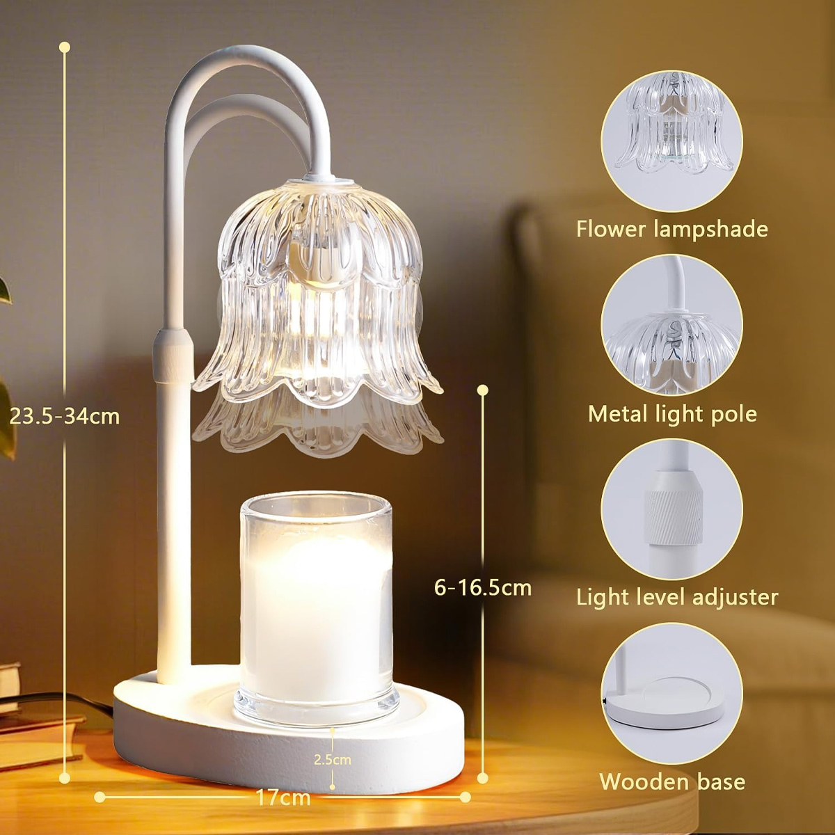 Weiße Lampe mit Blumenlampenschirm und Kerze auf Holzsockel.