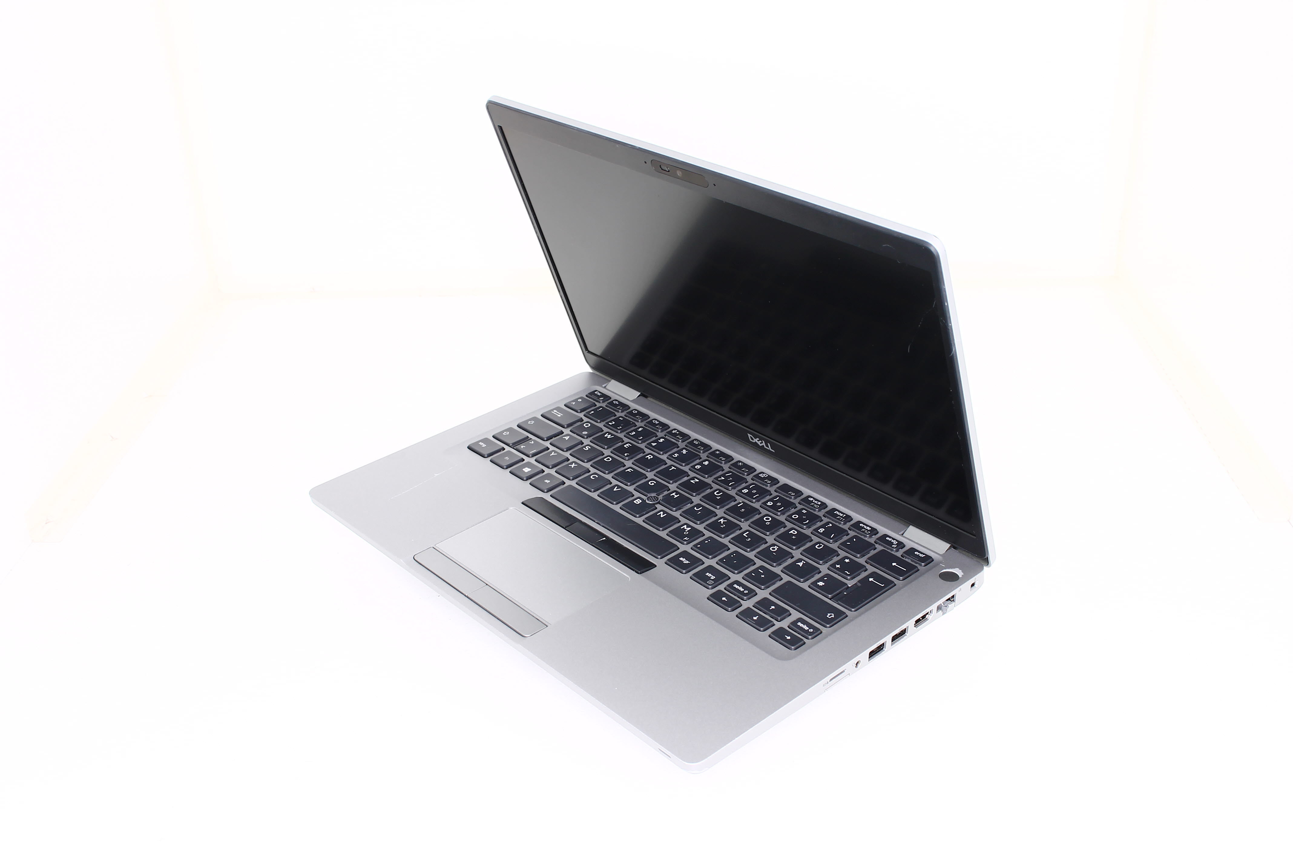 Ein silberner Dell Laptop mit geöffnetem Bildschirm und Tastatur auf weißem Hintergrund.