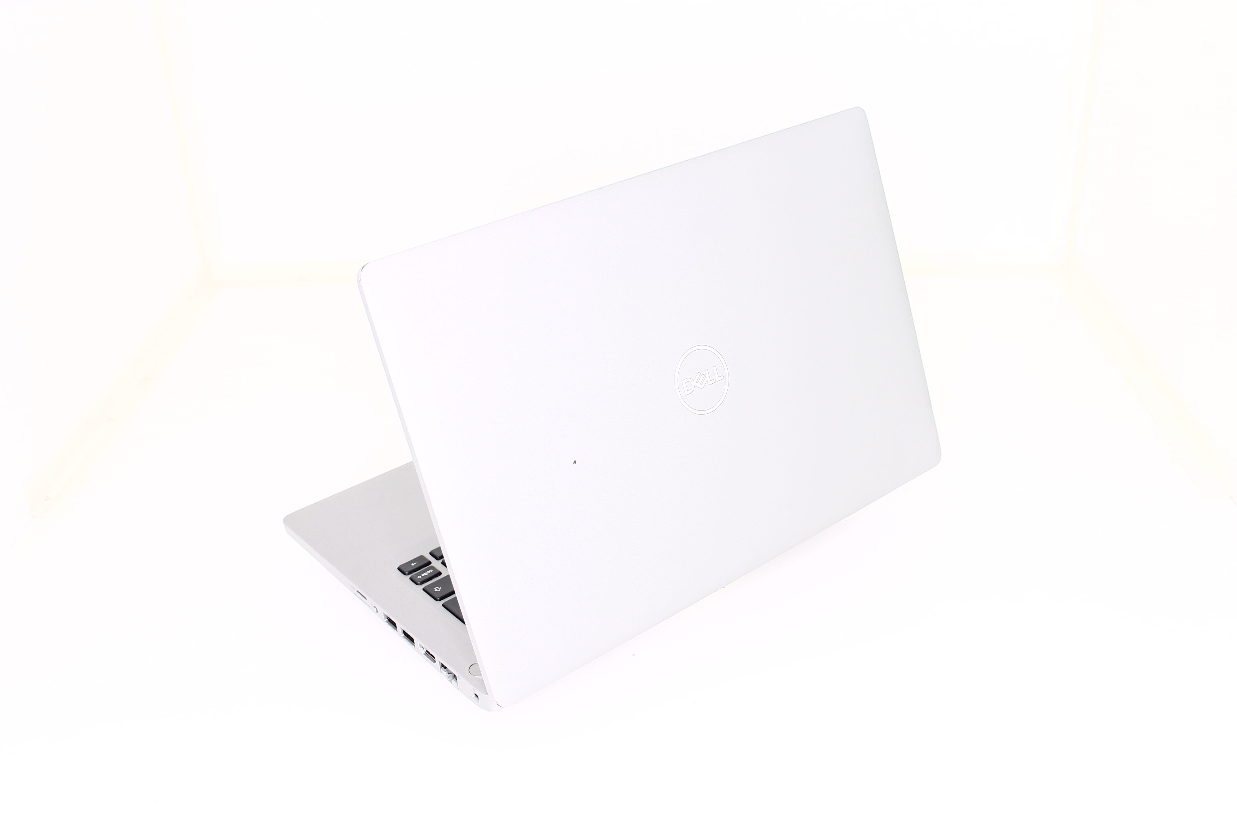 Ein weißer Dell Laptop mit offenem Deckel und Tastatur.