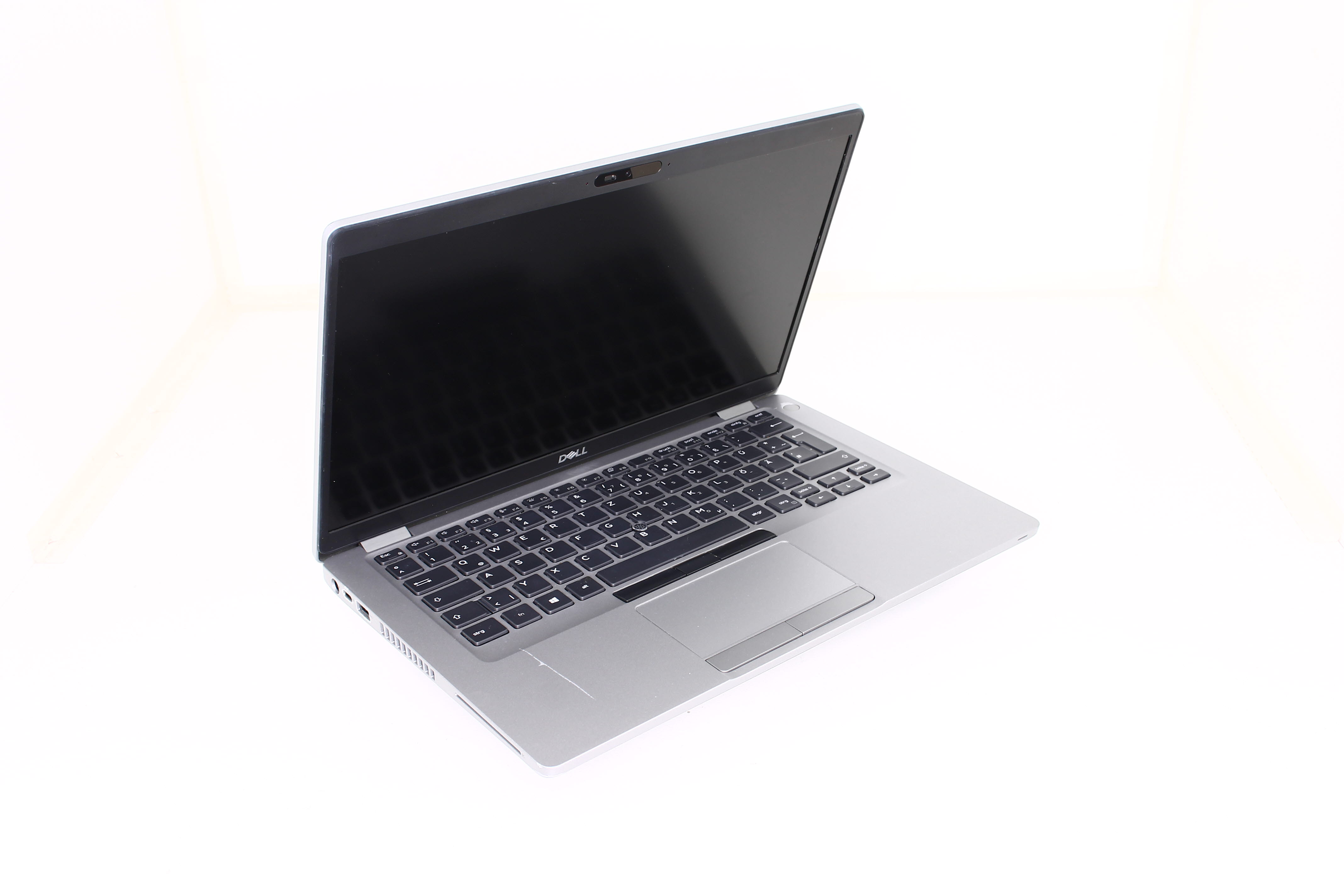 Ein silberner Dell Laptop mit schwarzer Tastatur und Bildschirm auf weißem Hintergrund.