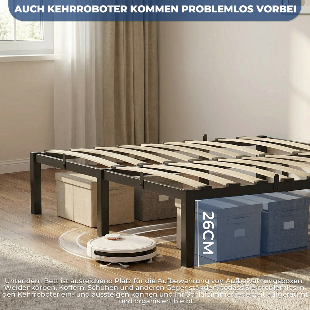 Ein weißer Saugroboter fährt unter einem Bettgestell mit Holzlatten.