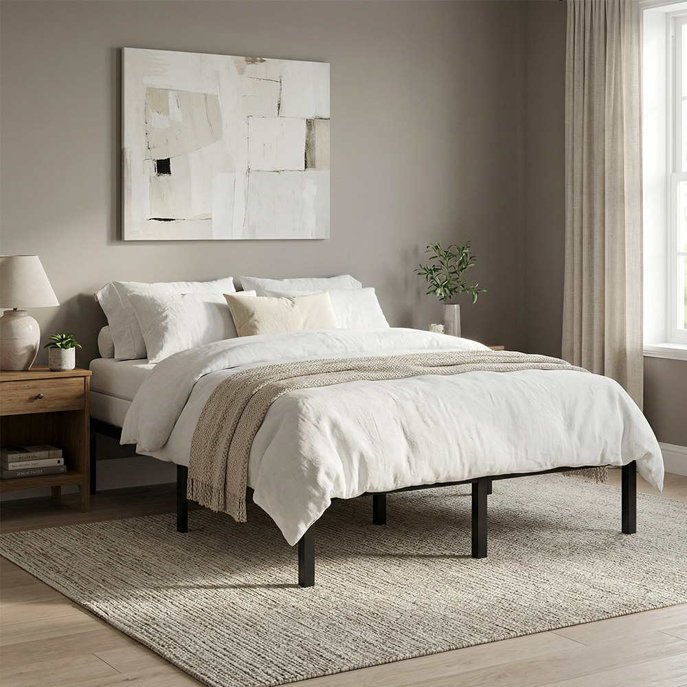 Ein Schlafzimmer mit einem weißen Bett, einem Nachttisch und einem Gemälde.