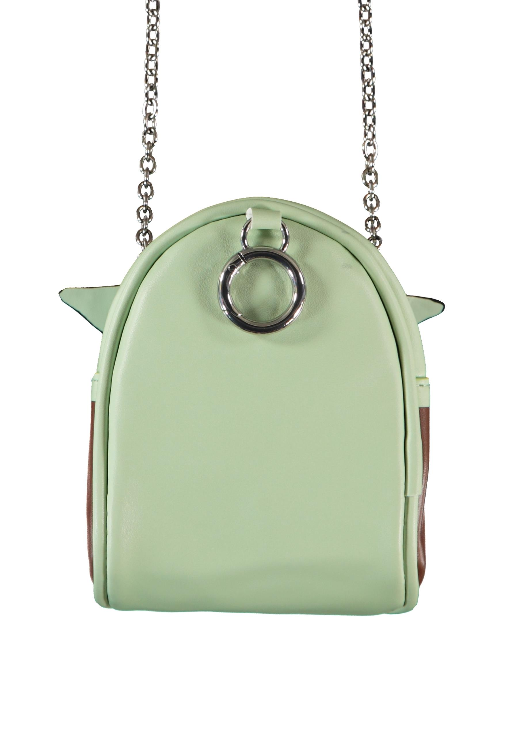 Bolso verde claro con lados marrones y cadena plateada.