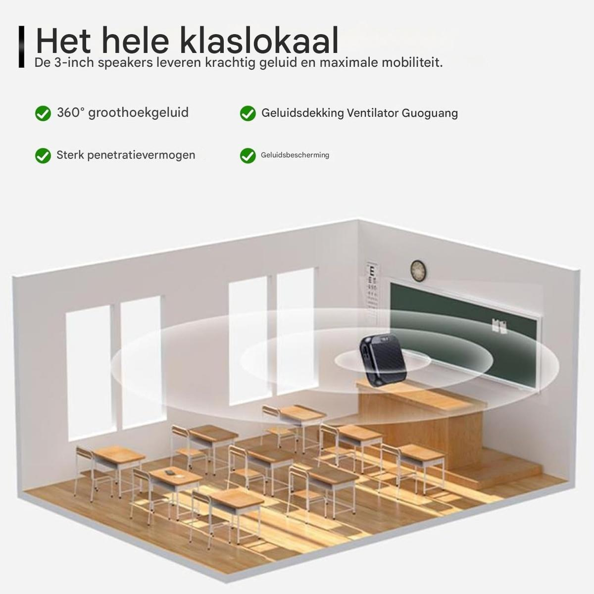 Ein kleiner schwarzer Lautsprecher auf einem Lehrerpult in einem Klassenzimmer mit Reihen von Schreibtischen.