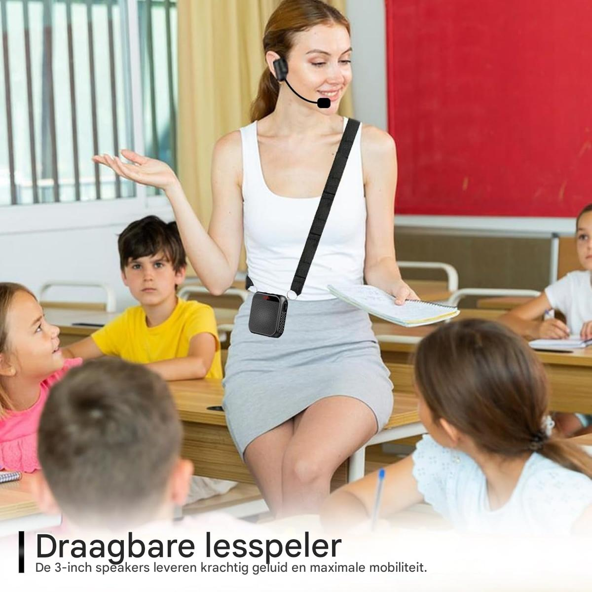 Lehrerin mit Mikrofon und Lautsprecher spricht zu Kindern im Klassenzimmer.