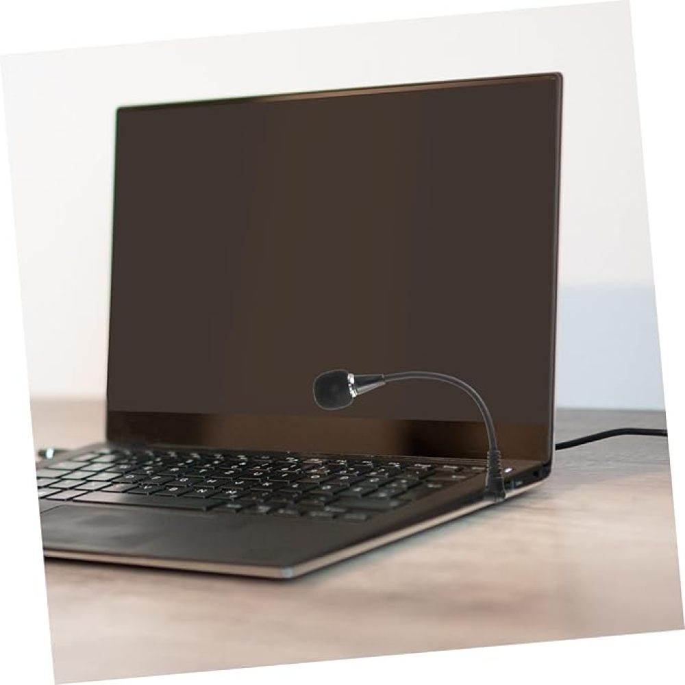 Ein kleiner schwarzer Mikrofonarm ist in einen Laptop eingesteckt.