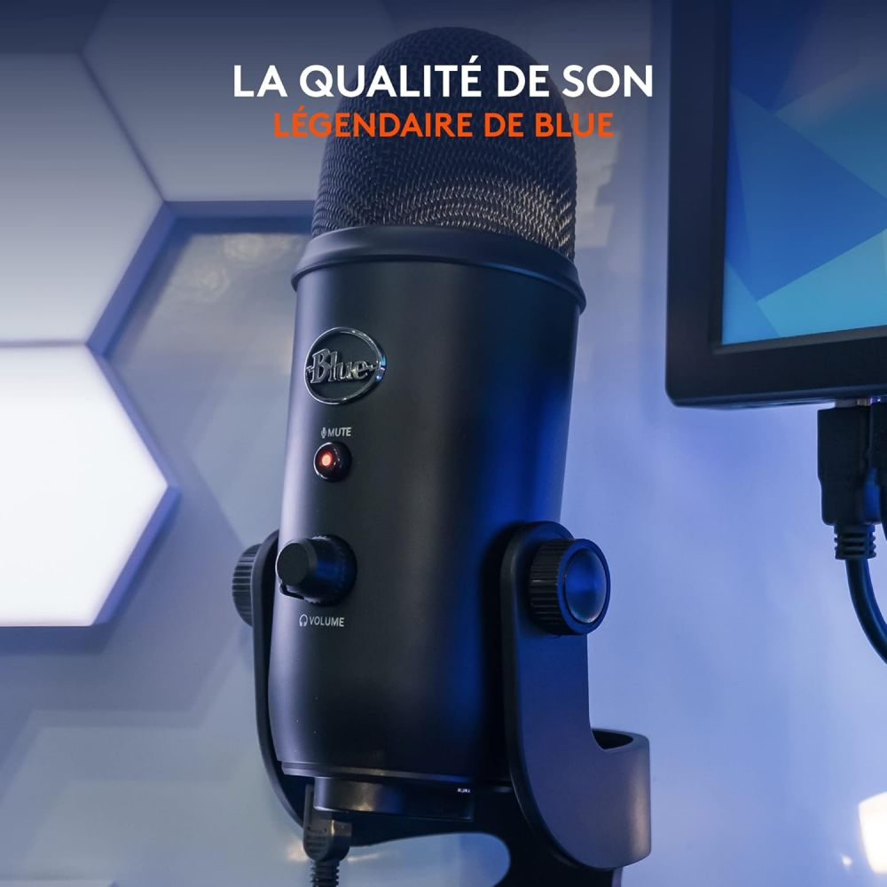 Ein schwarzes Blue Yeti Mikrofon mit rotem Mute-Licht und Lautstärkeregler.