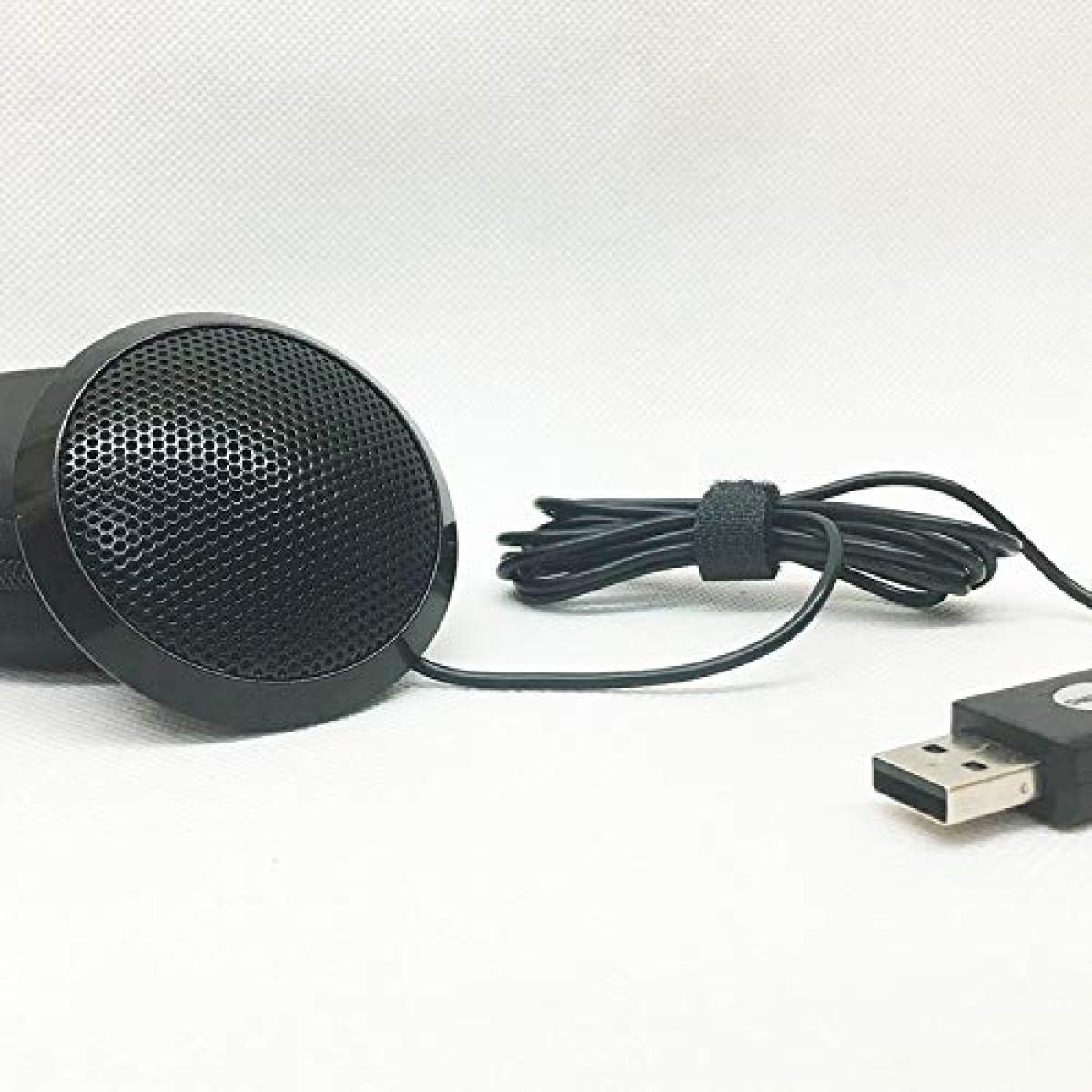 Schwarzer Lautsprecher mit USB-Kabel, auf weißem Hintergrund.