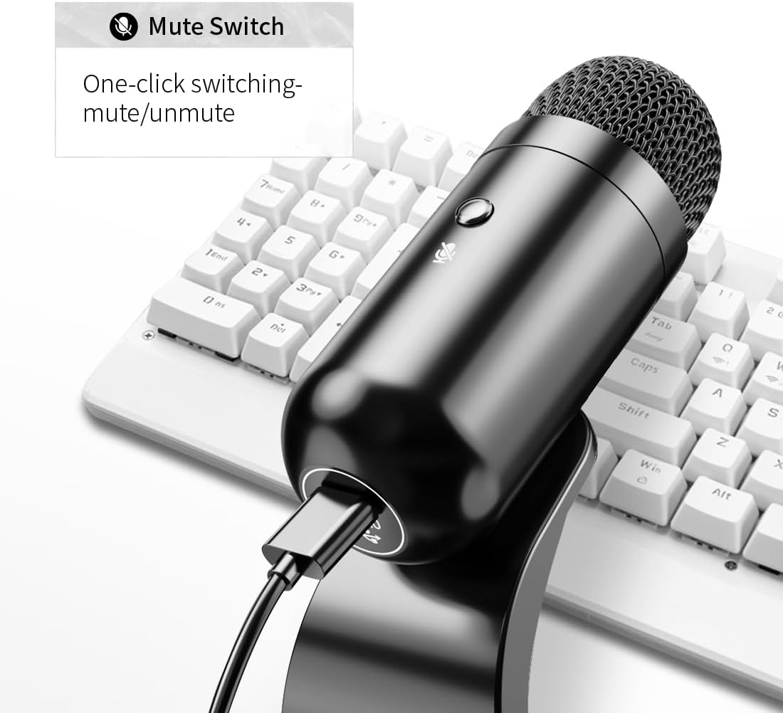 Ein schwarzes Mikrofon steht auf einem Ständer vor einer weißen Tastatur.