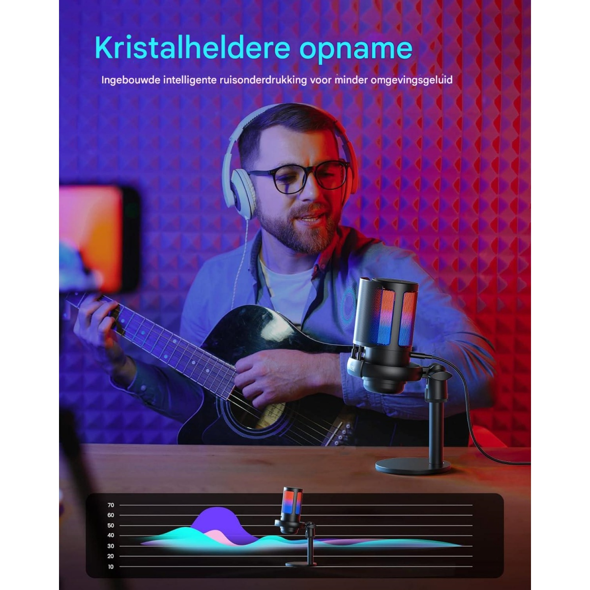 Mann spielt Gitarre mit Kopfhörern; Mikrofon leuchtet; Audio-Wellenform im Vordergrund.