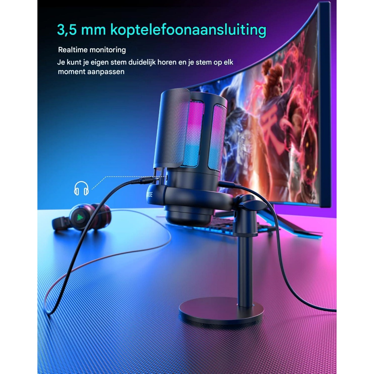 Ein Mikrofon mit Kopfhöreranschluss steht auf einem Schreibtisch. Ein Monitor ist im Hintergrund.