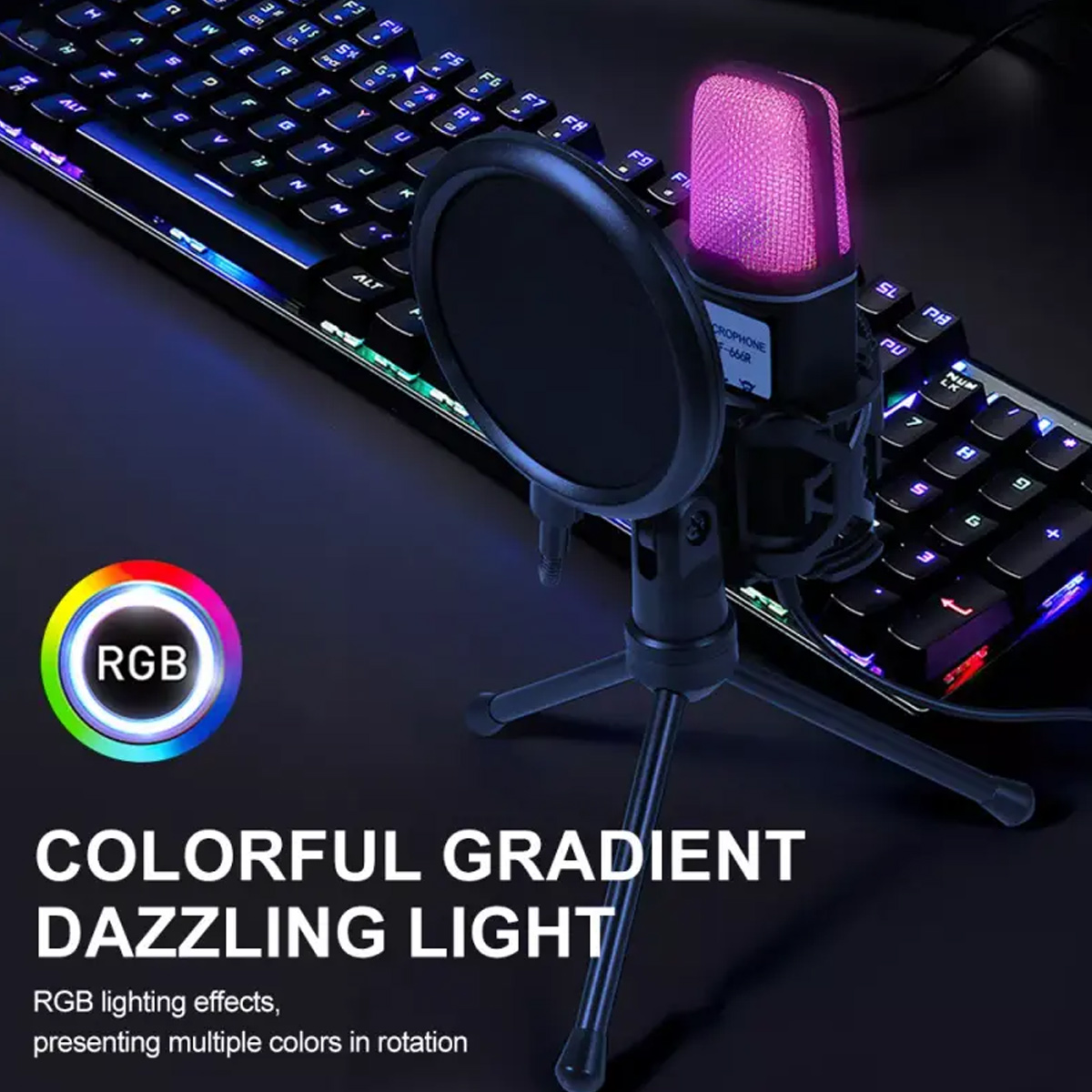 Ein Mikrofon mit RGB-Beleuchtung steht vor einer Tastatur mit bunter Beleuchtung.