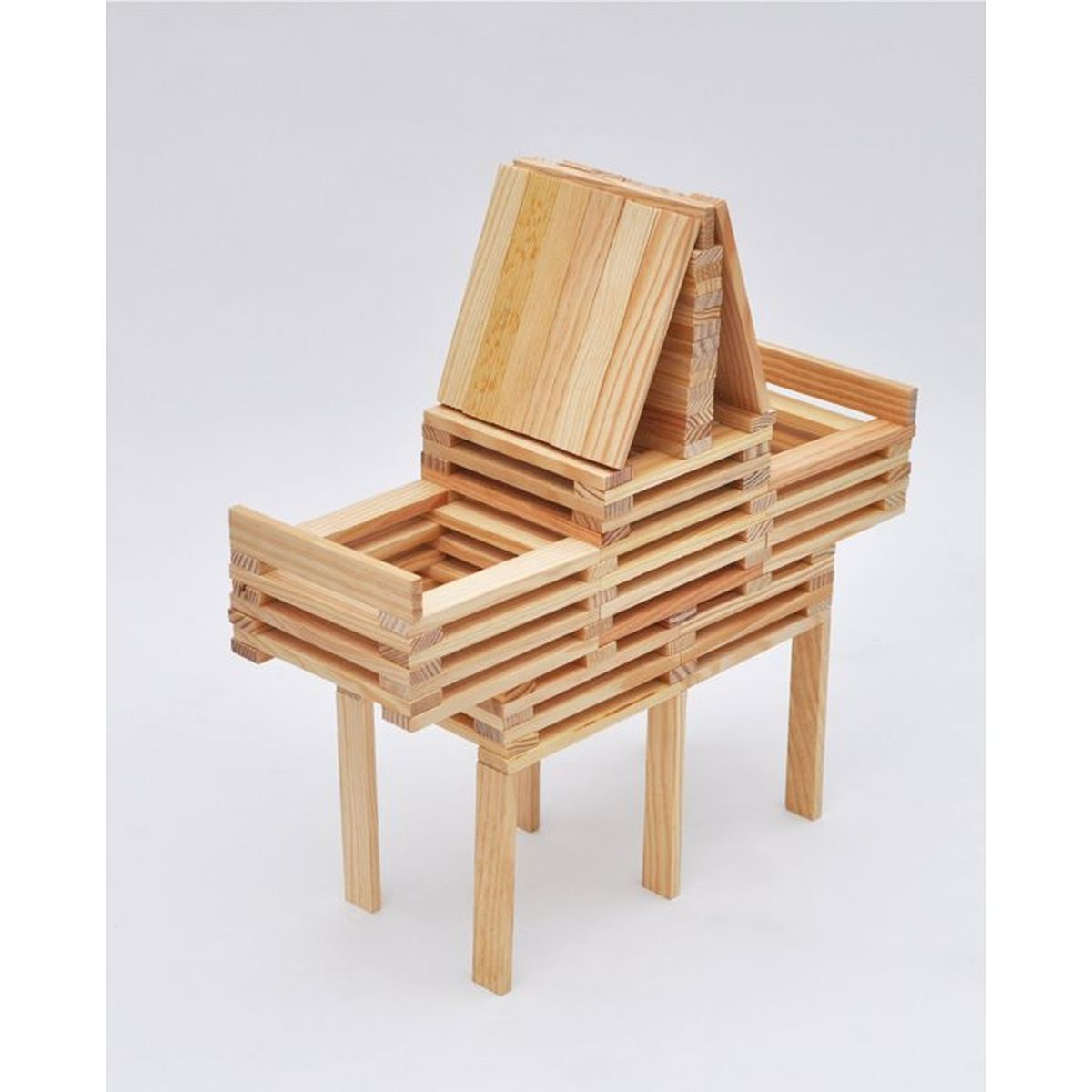 Un giocattolo di legno costruito come un cavallo, con quattro zampe e un tetto.