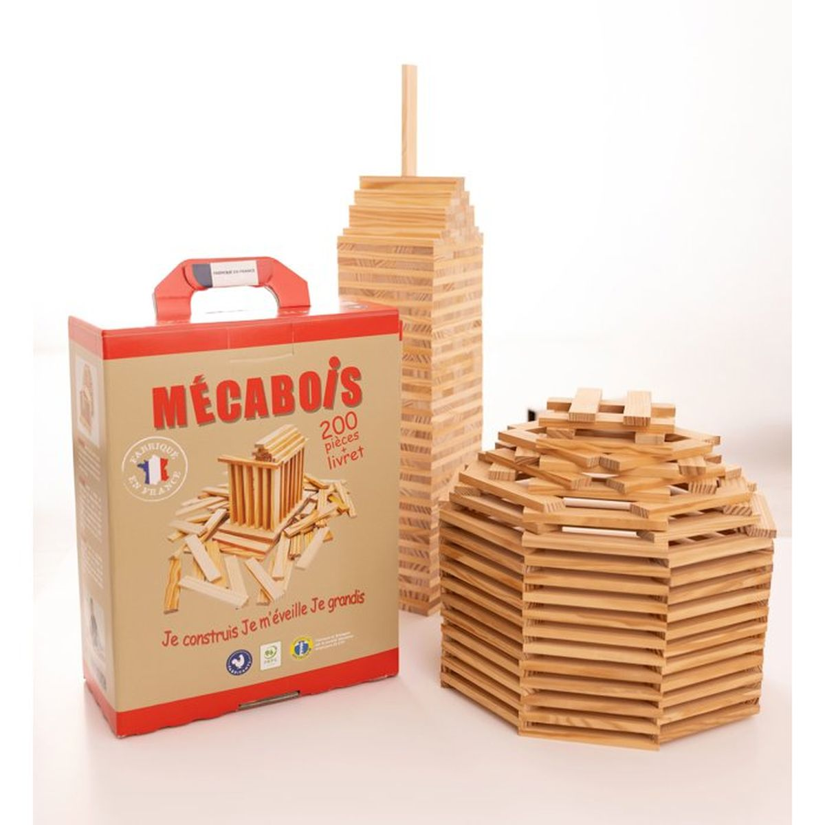 Set di blocchi di legno con scatola, torre e casa su sfondo bianco.