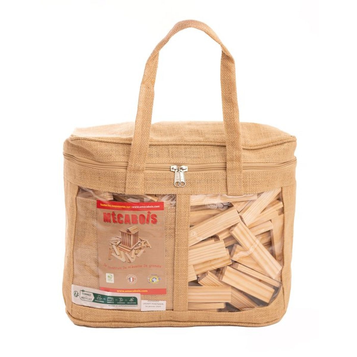 Una borsa in tessuto beige con blocchi di legno all'interno, su sfondo bianco.