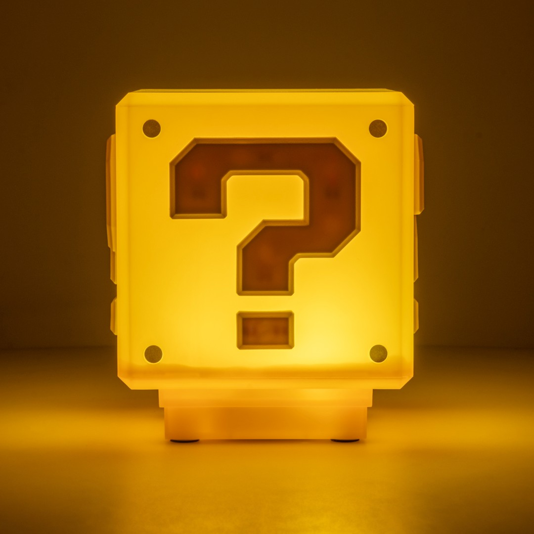 Żółta lampa w kształcie bloku z pytajnikiem, design Nintendo.