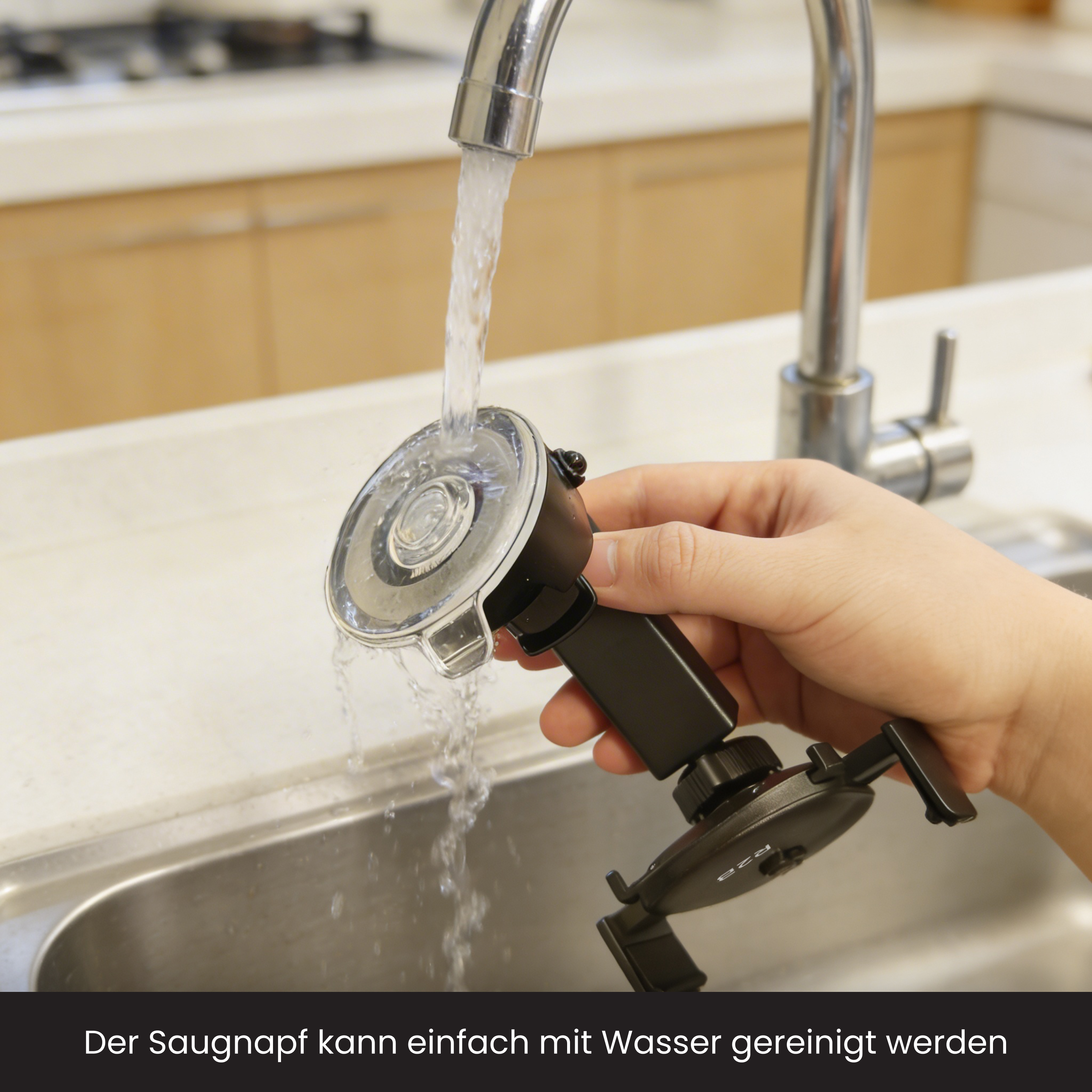 Ein schwarzer Saugnapfhalter wird unter fließendem Wasser in einem Spülbecken gereinigt.
