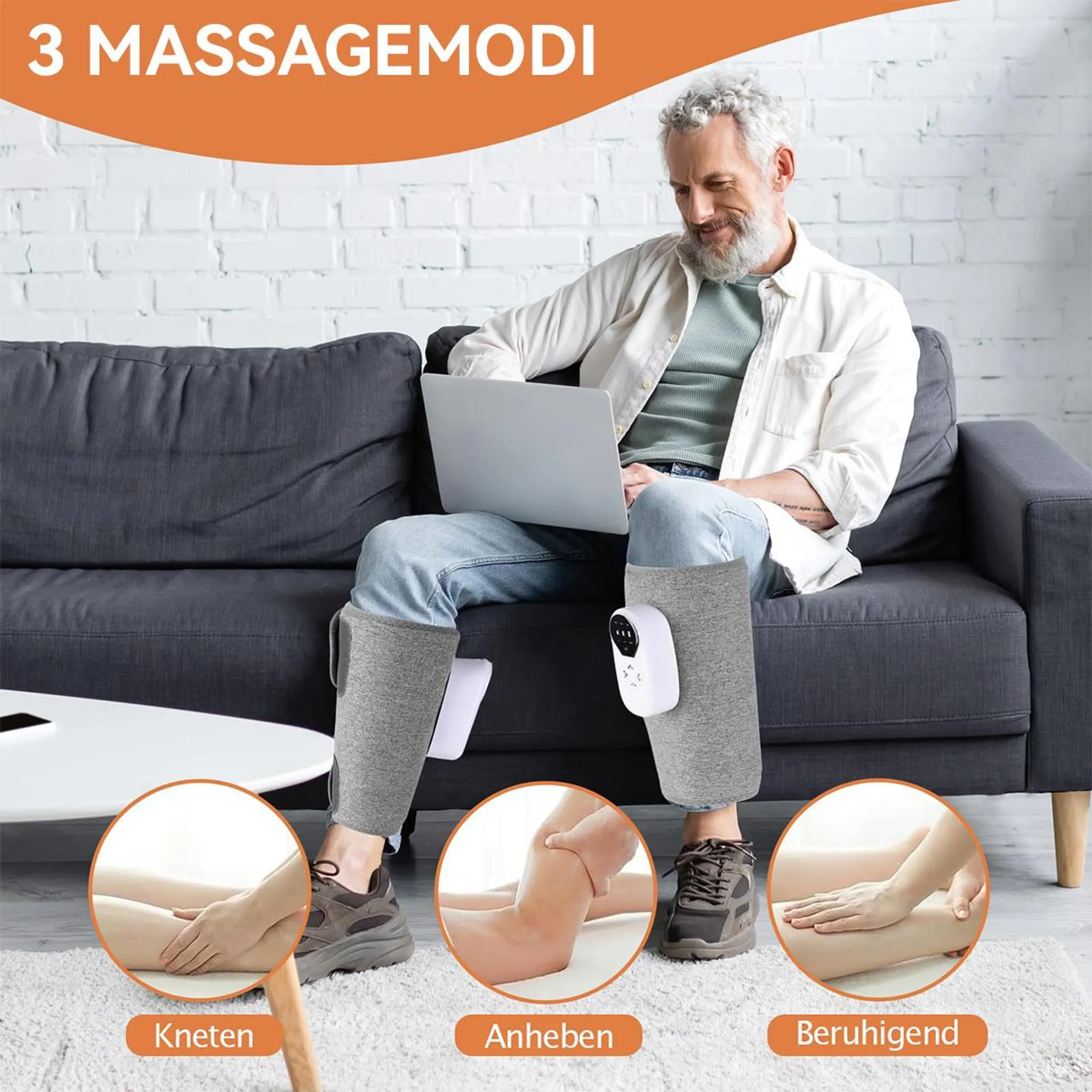Mann auf Sofa mit Laptop, Beinmassagegeräte an Unterschenkeln.