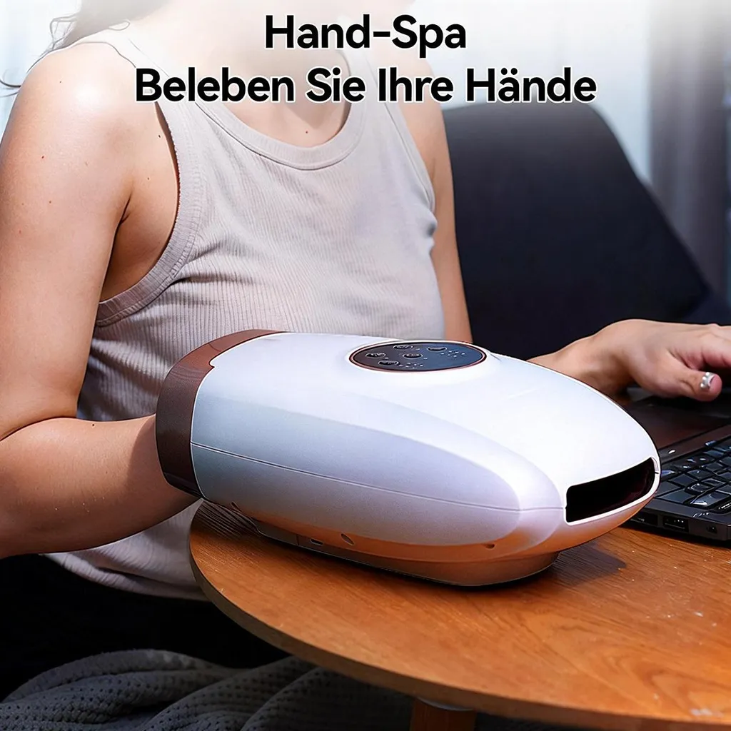 Eine weiße Handmassagegerät auf einem Holztisch, daneben eine Person am Laptop.