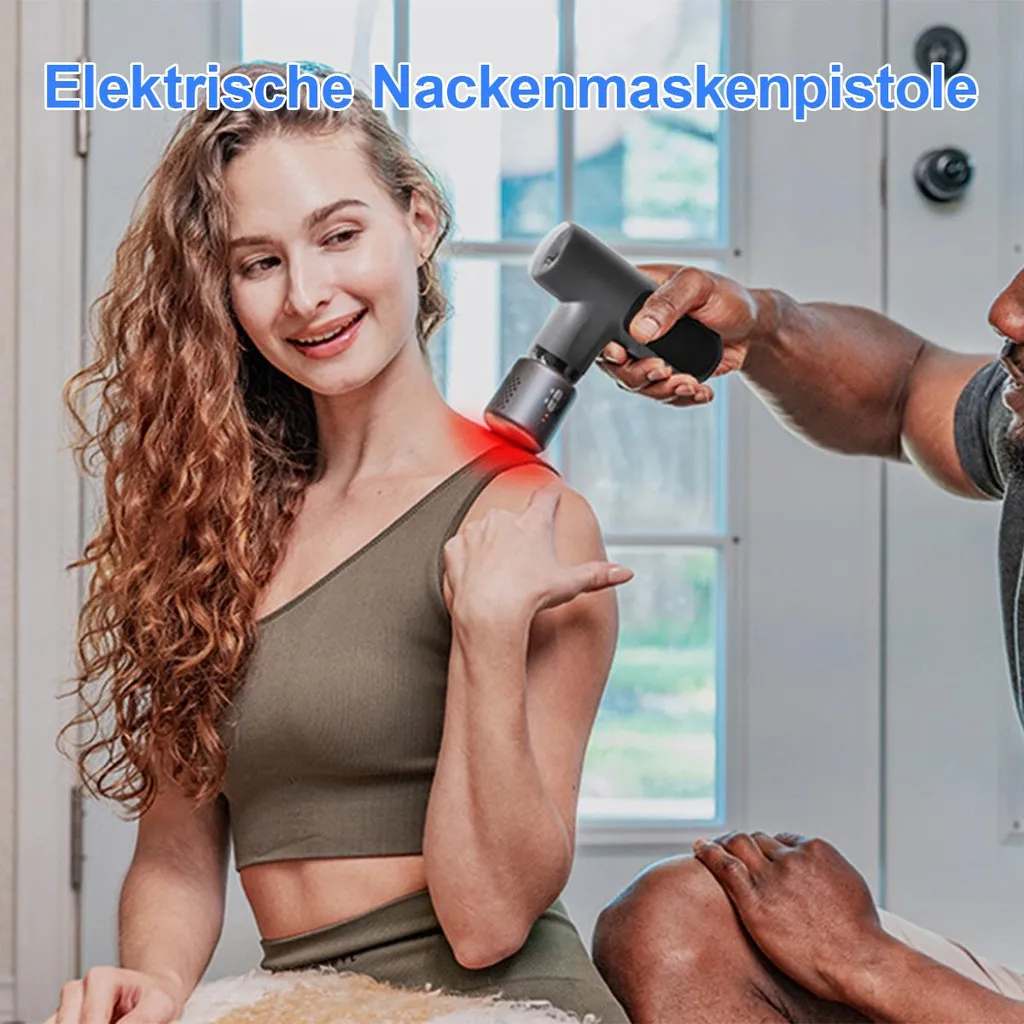 Eine Person benutzt eine Massagepistole auf der Schulter einer anderen Person.
