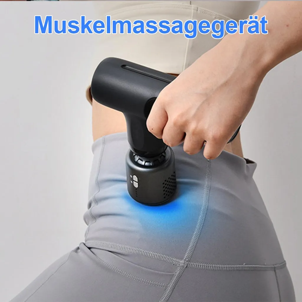 Eine Hand hält eine schwarze Massagepistole, die auf das Bein einer Person aufgetragen wird.