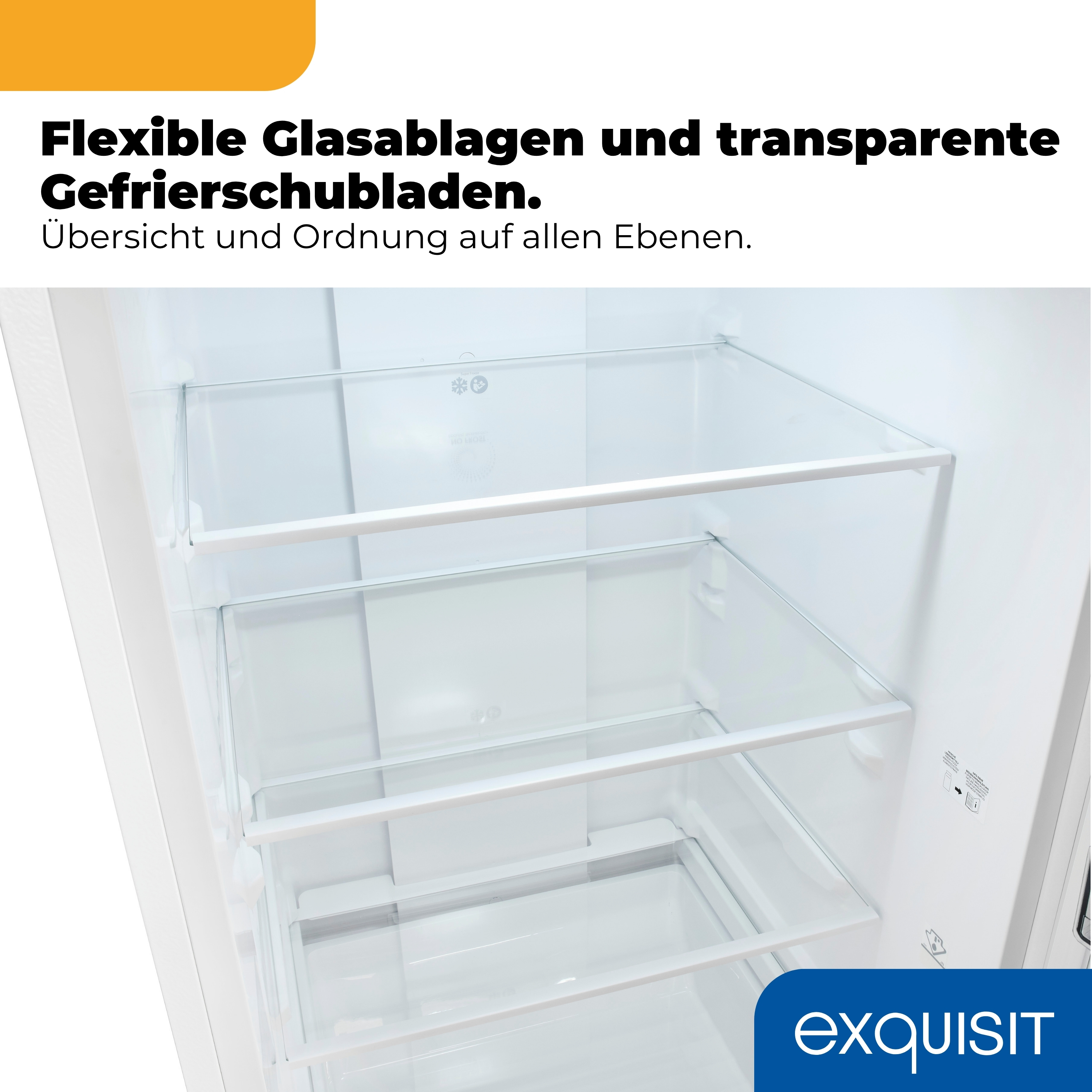 Innenraum eines Kühlschranks mit Glasablagen und transparenten Schubladen.