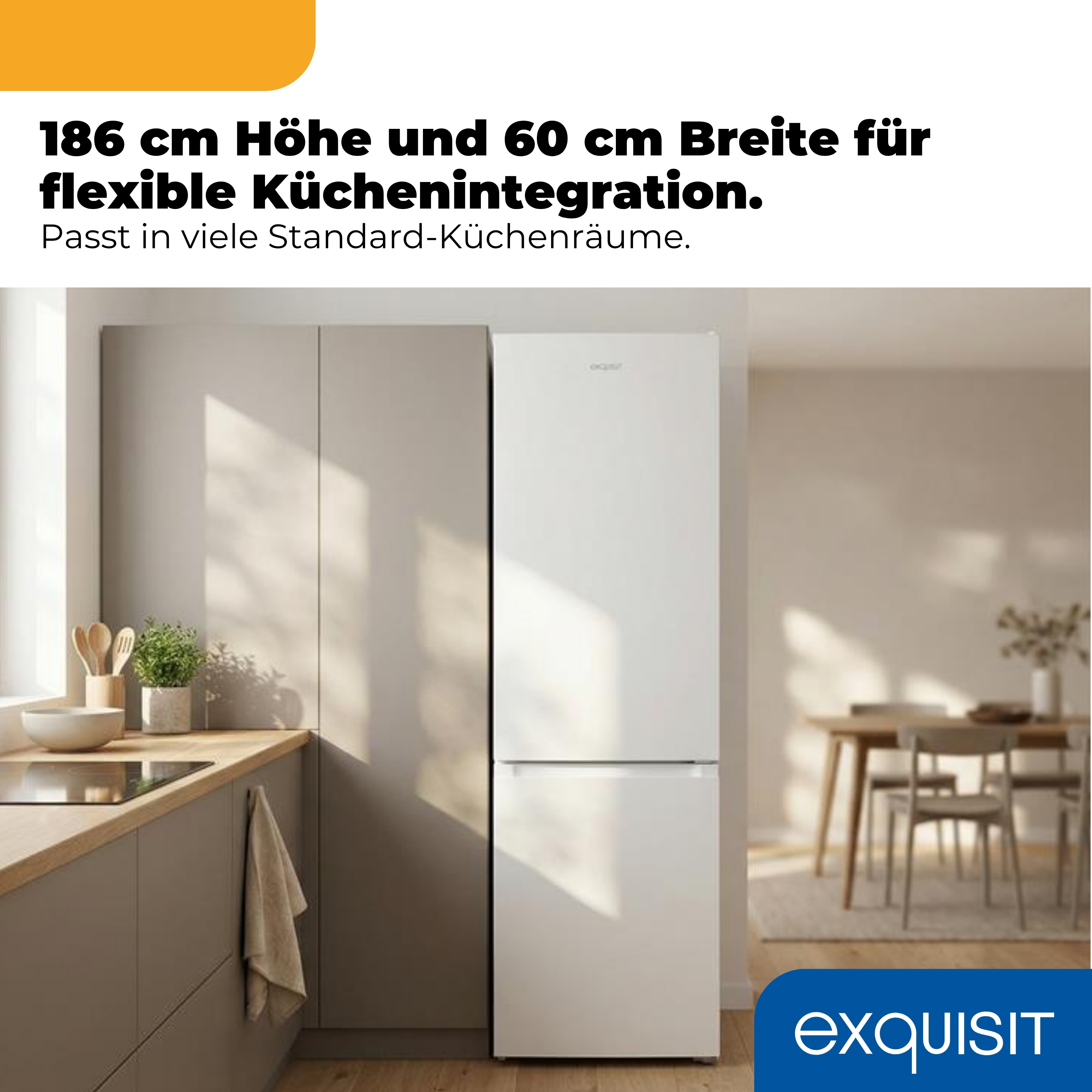Weiße Einbauküche mit Kochfeld, Kühlschrank, Esstisch und Stühlen.