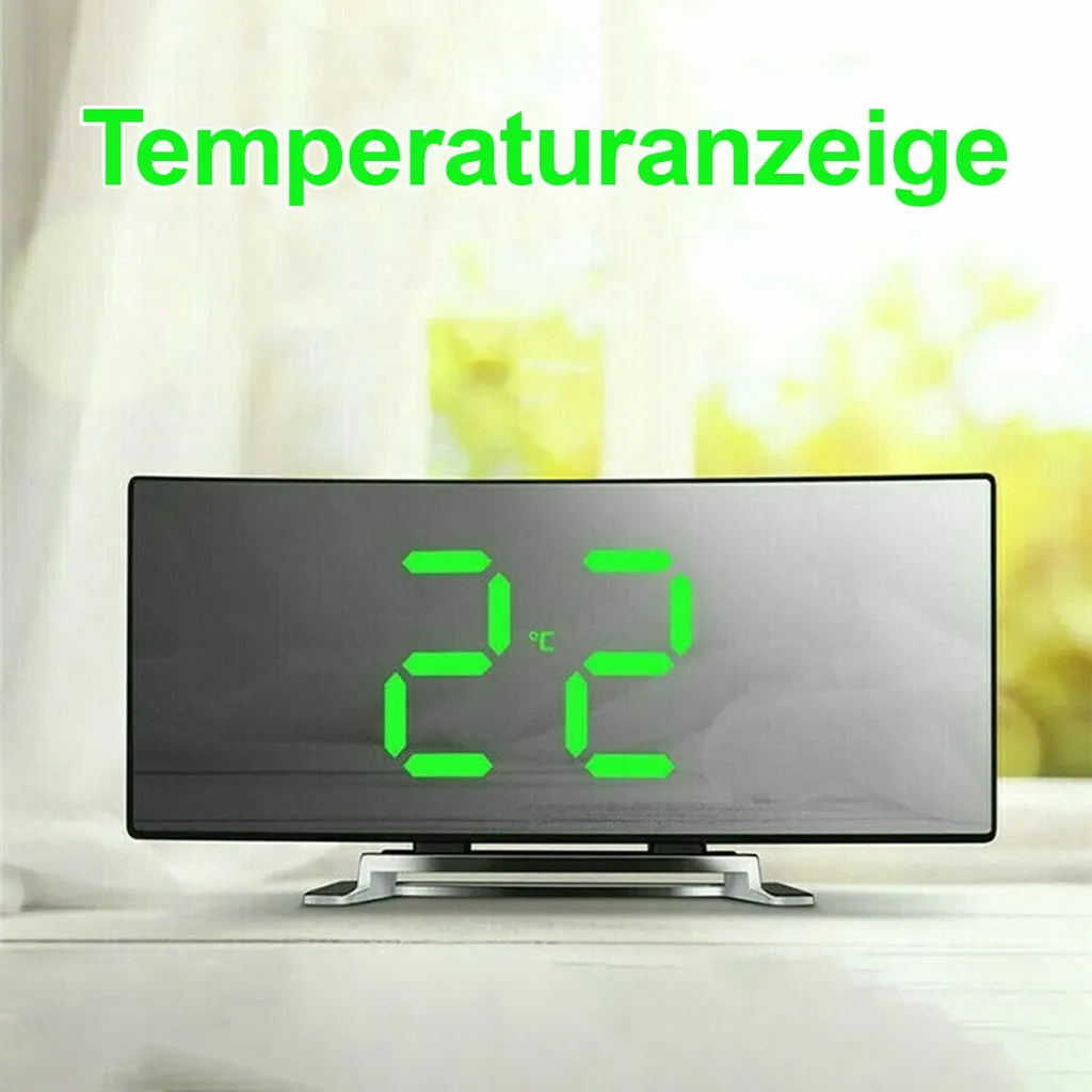 Digitaluhr zeigt 22 Grad Celsius an, mit grüner Schrift auf Spiegeloberfläche.