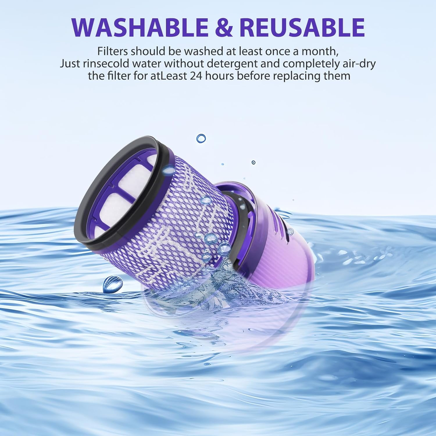 Ein violetter Staubsaugerfilter taucht in blaues Wasser ein.