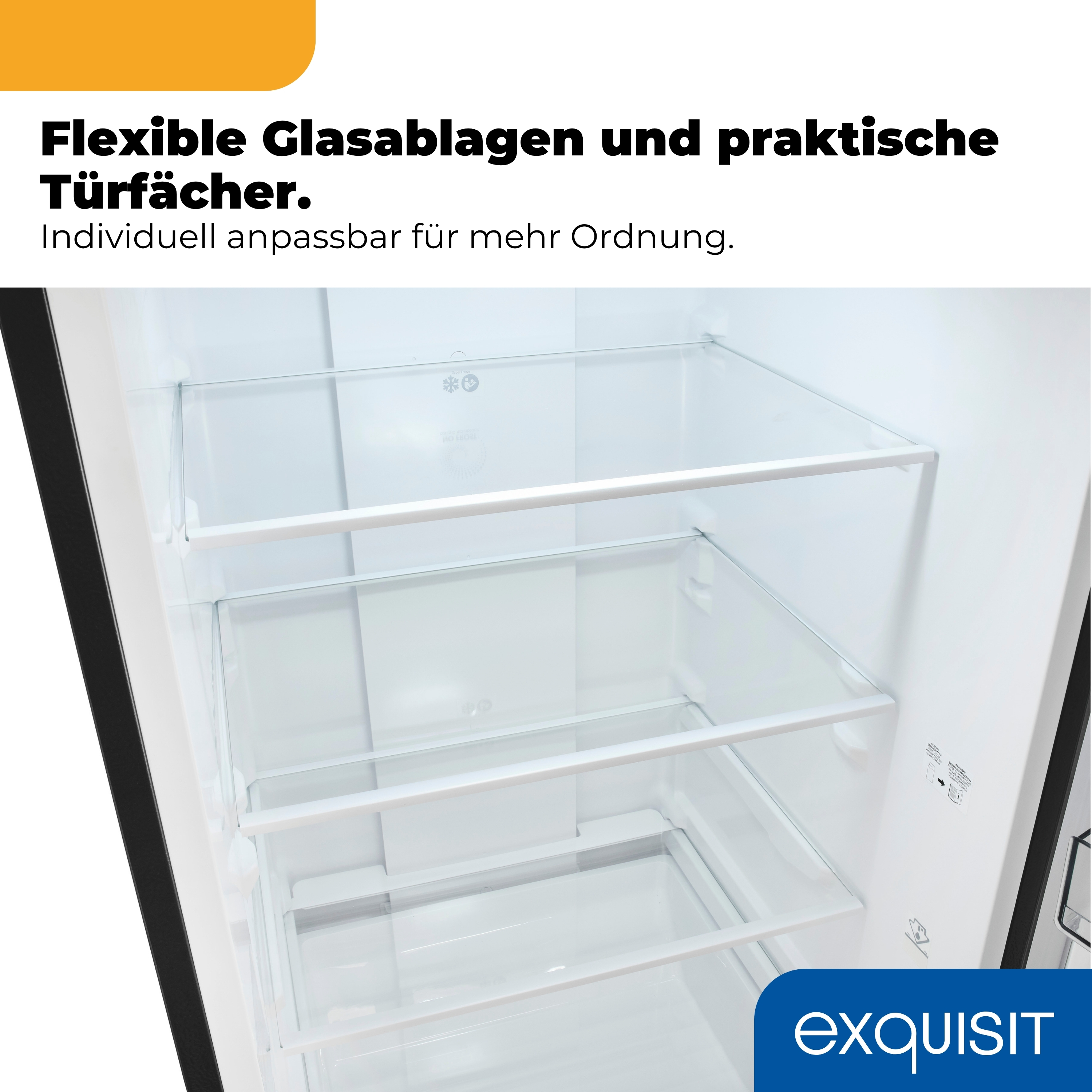 Innenansicht eines leeren Kühlschranks mit Glasablagen und weißen Rändern.