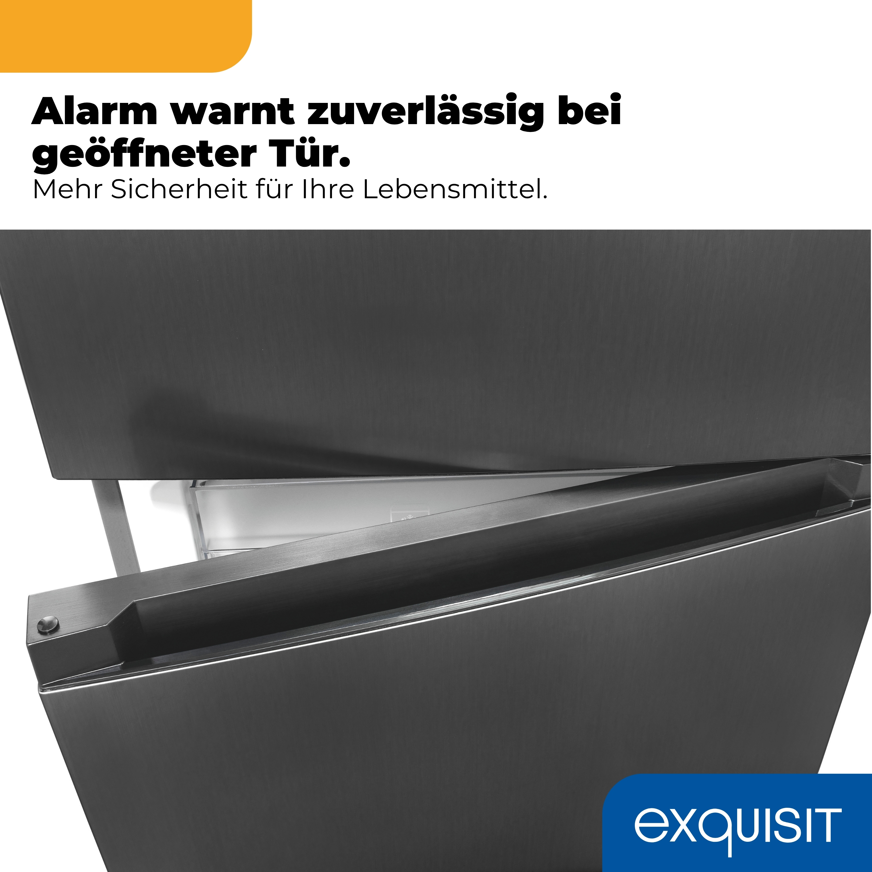 Ein silberner Kühlschrank mit leicht geöffneter Tür. Logo unten rechts.