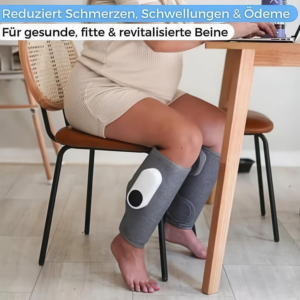 Eine Frau sitzt auf einem Stuhl und trägt Kompressionsmanschetten an den Beinen.