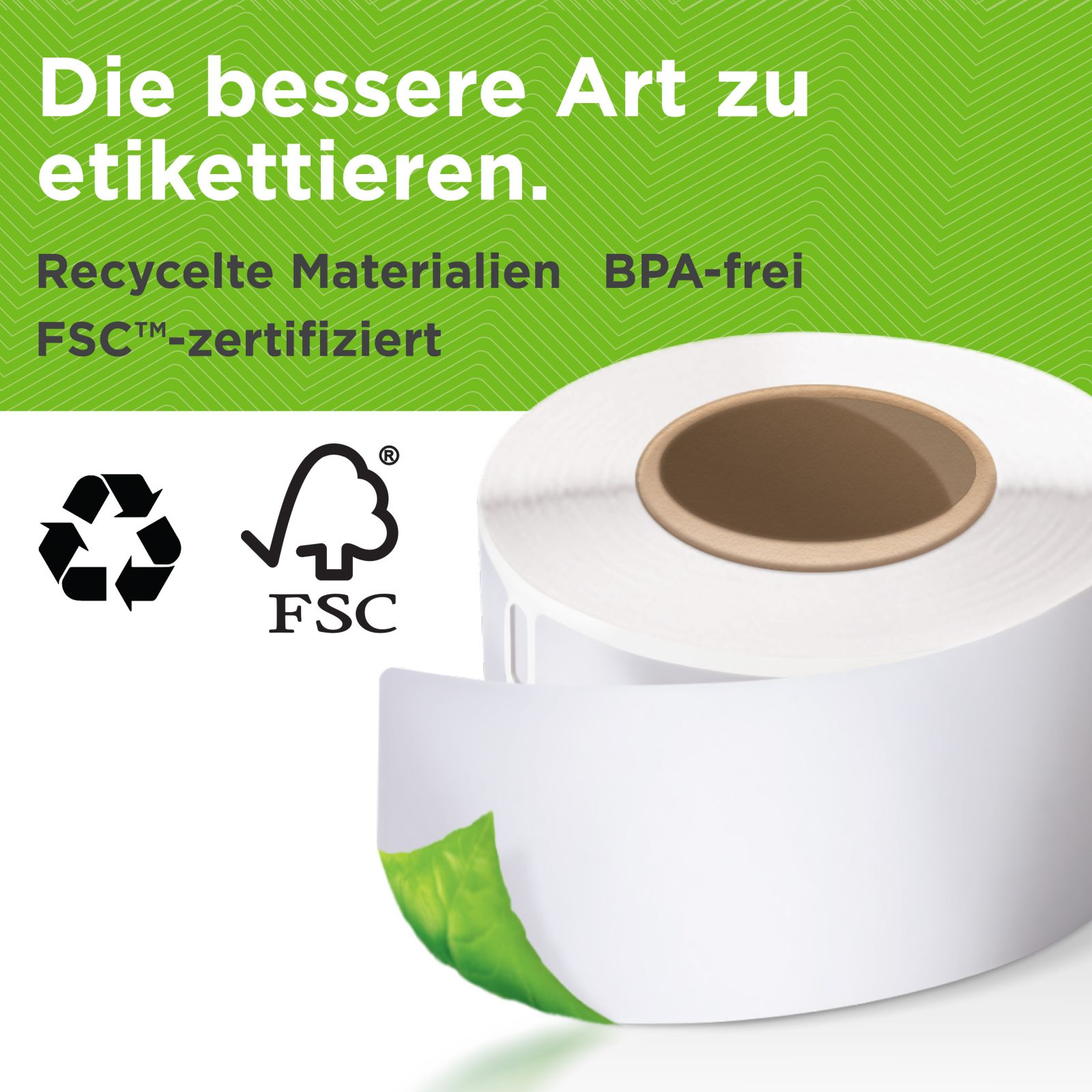 Rolle mit weißen Etiketten, Recycling- und FSC-Siegeln, Text auf Deutsch.