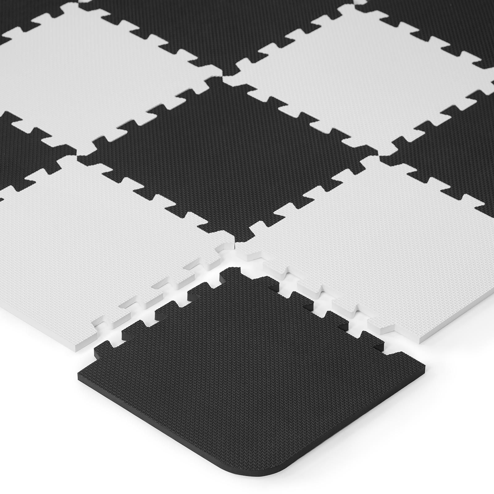 Puzzle-Bodenmatten in Schwarz und Weiß, die sich zu einem Muster zusammenfügen.