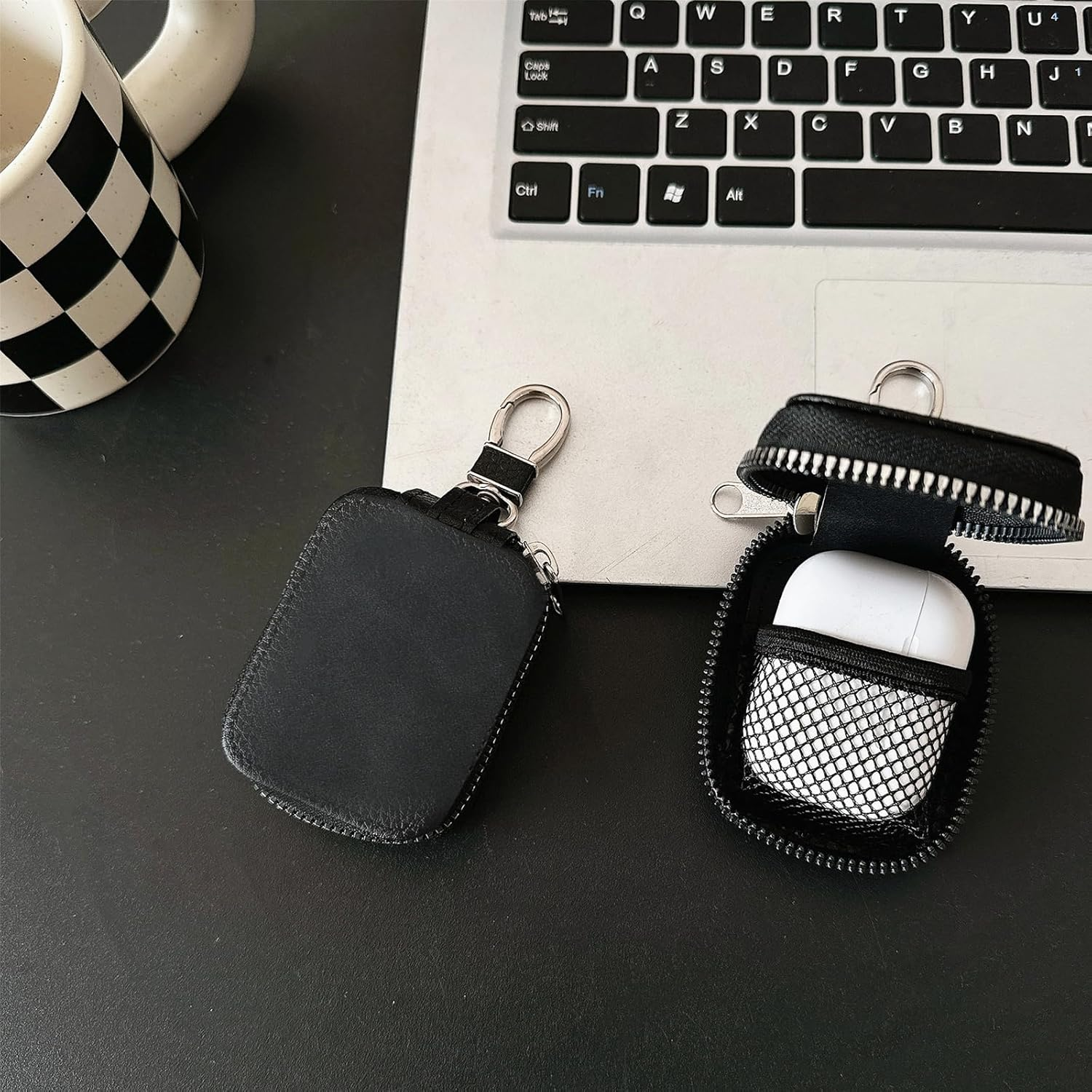 Schwarze Lederhülle für Kopfhörer auf einer Tastatur.